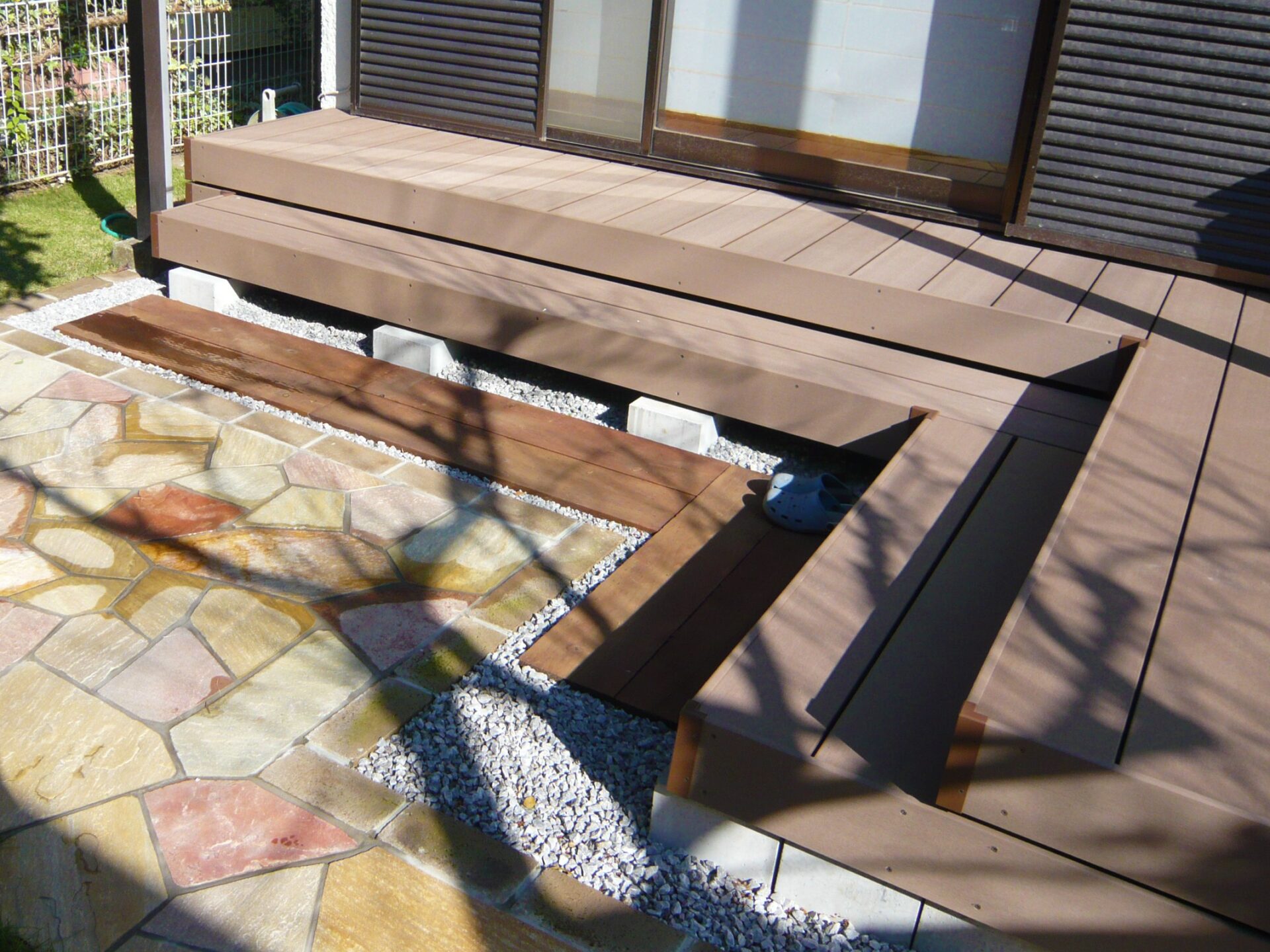 鴻巣市　レンガの小径とBBQ炉があるナチュラルなお庭のウッドデッキ