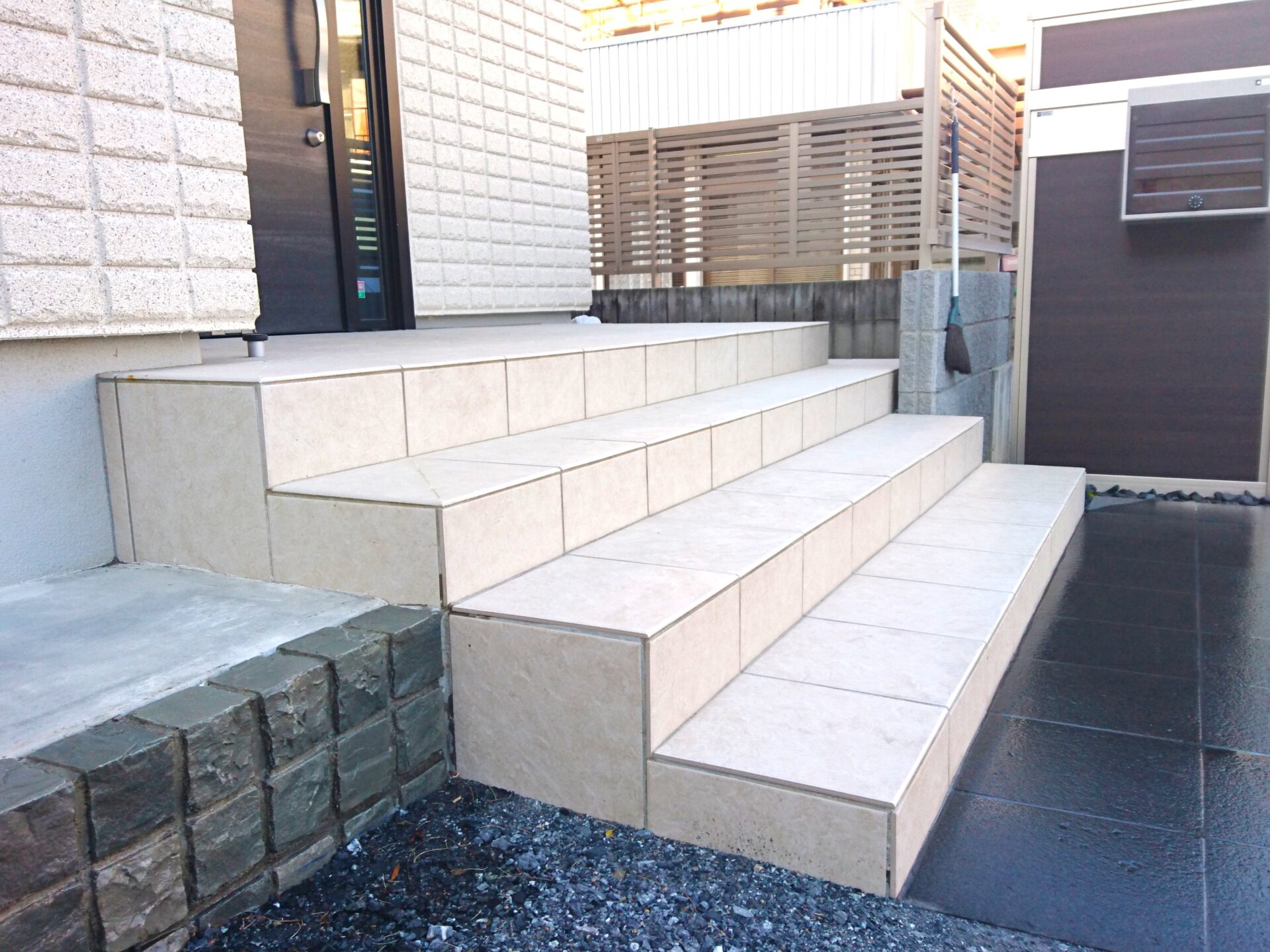 鴻巣市　シンプルかつエコ、ローメンテナンスで楽しめるお庭のアプローチステップ