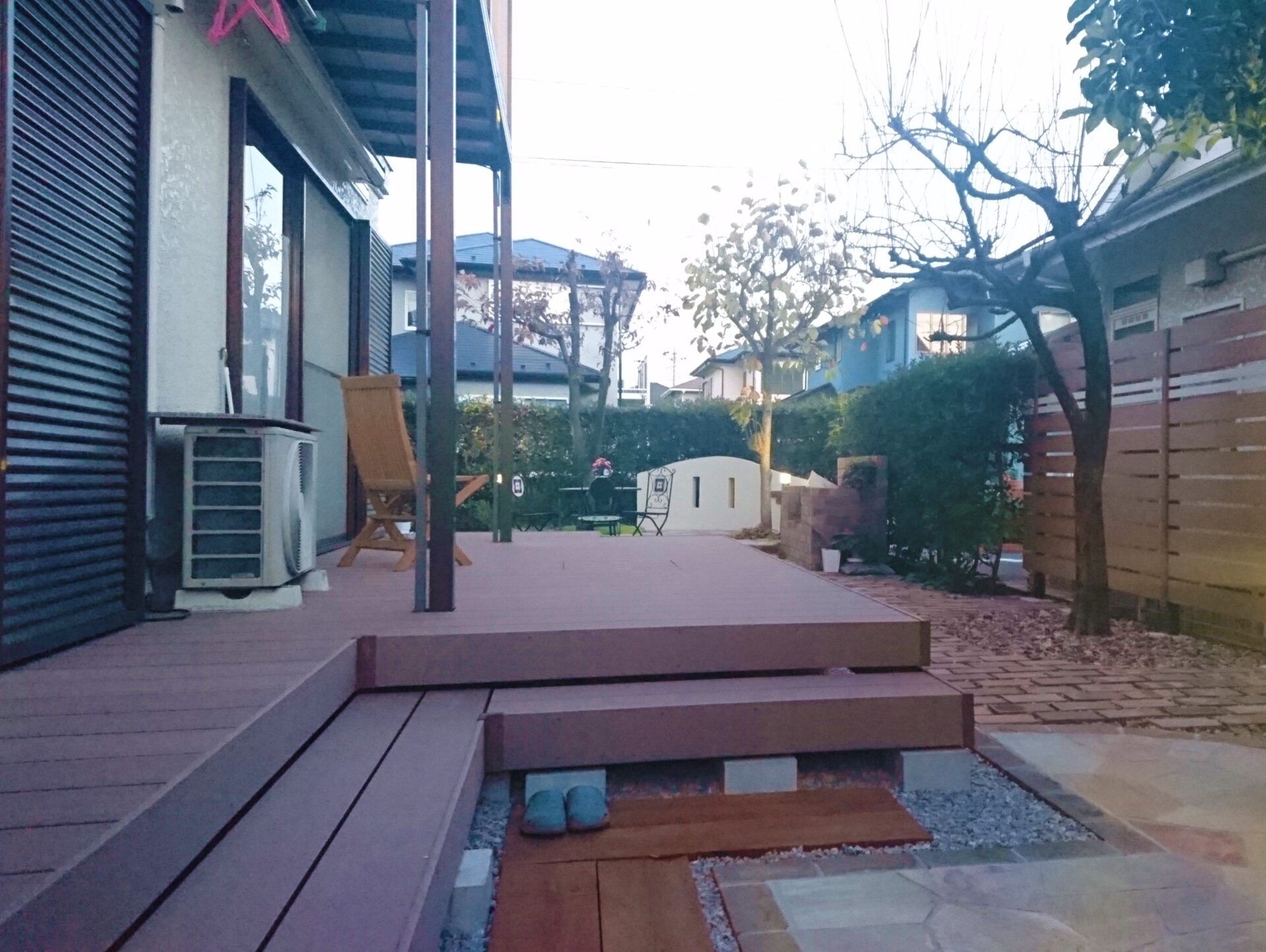 鴻巣市　レンガの小径とBBQ炉があるナチュラルなお庭のウッドデッキ側全体