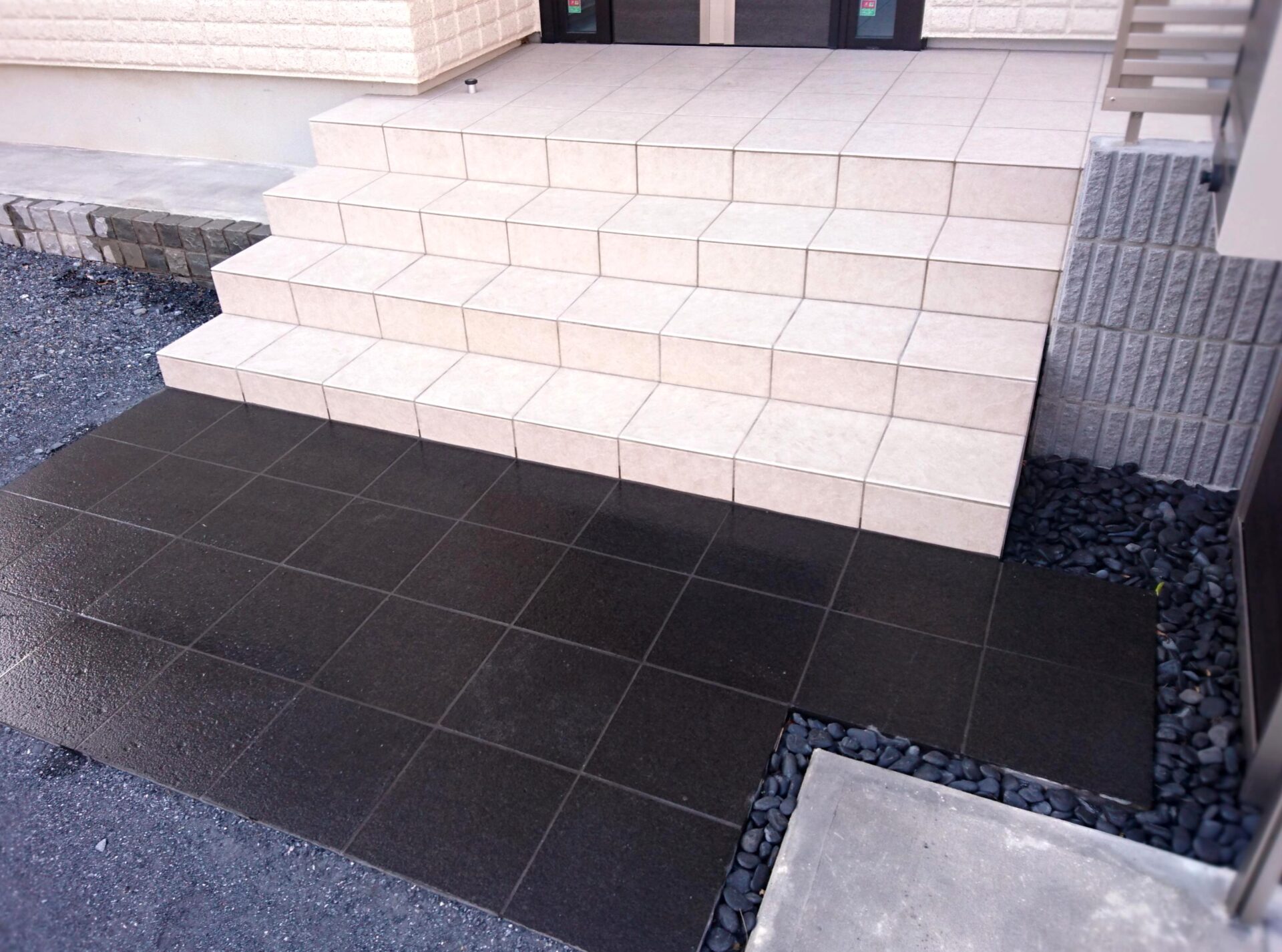 鴻巣市　シンプルかつエコ、ローメンテナンスで楽しめるお庭のアプローチ