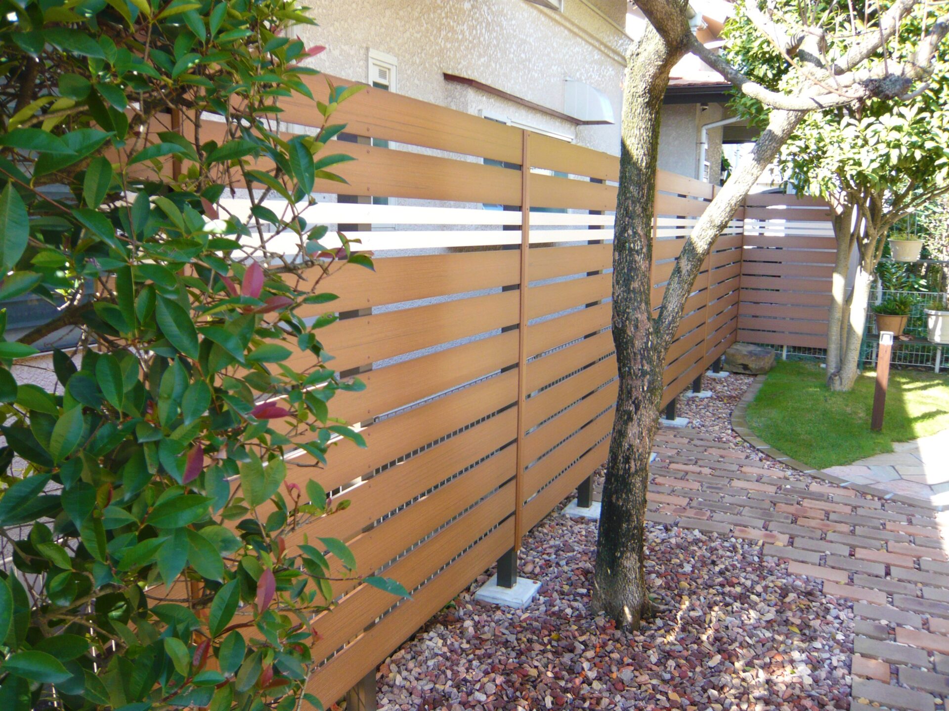 鴻巣市　レンガの小径とBBQ炉があるナチュラルなお庭の目隠しフェンス