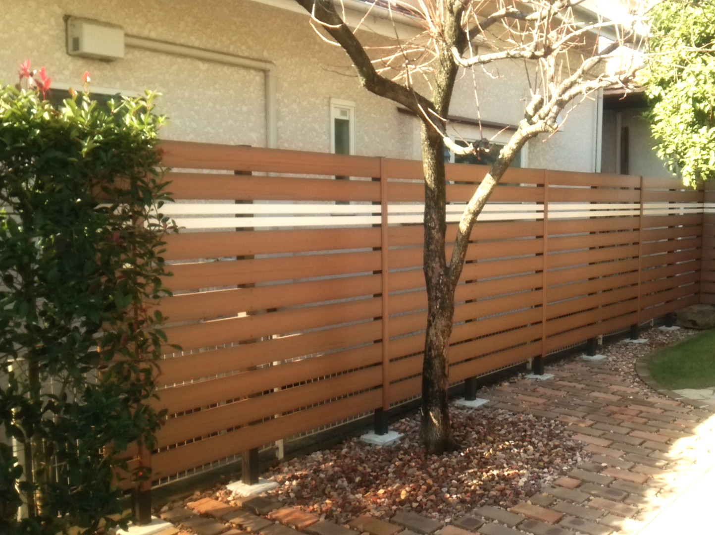 鴻巣市　レンガの小径とBBQ炉があるナチュラルなお庭の目隠しフェンス全体