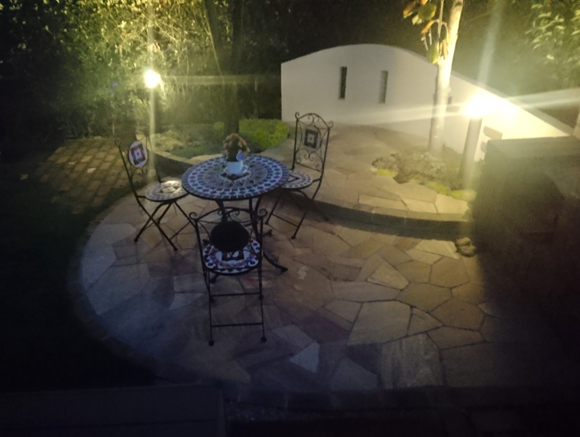 鴻巣市　レンガの小径とBBQ炉があるナチュラルなお庭のテラス夜景