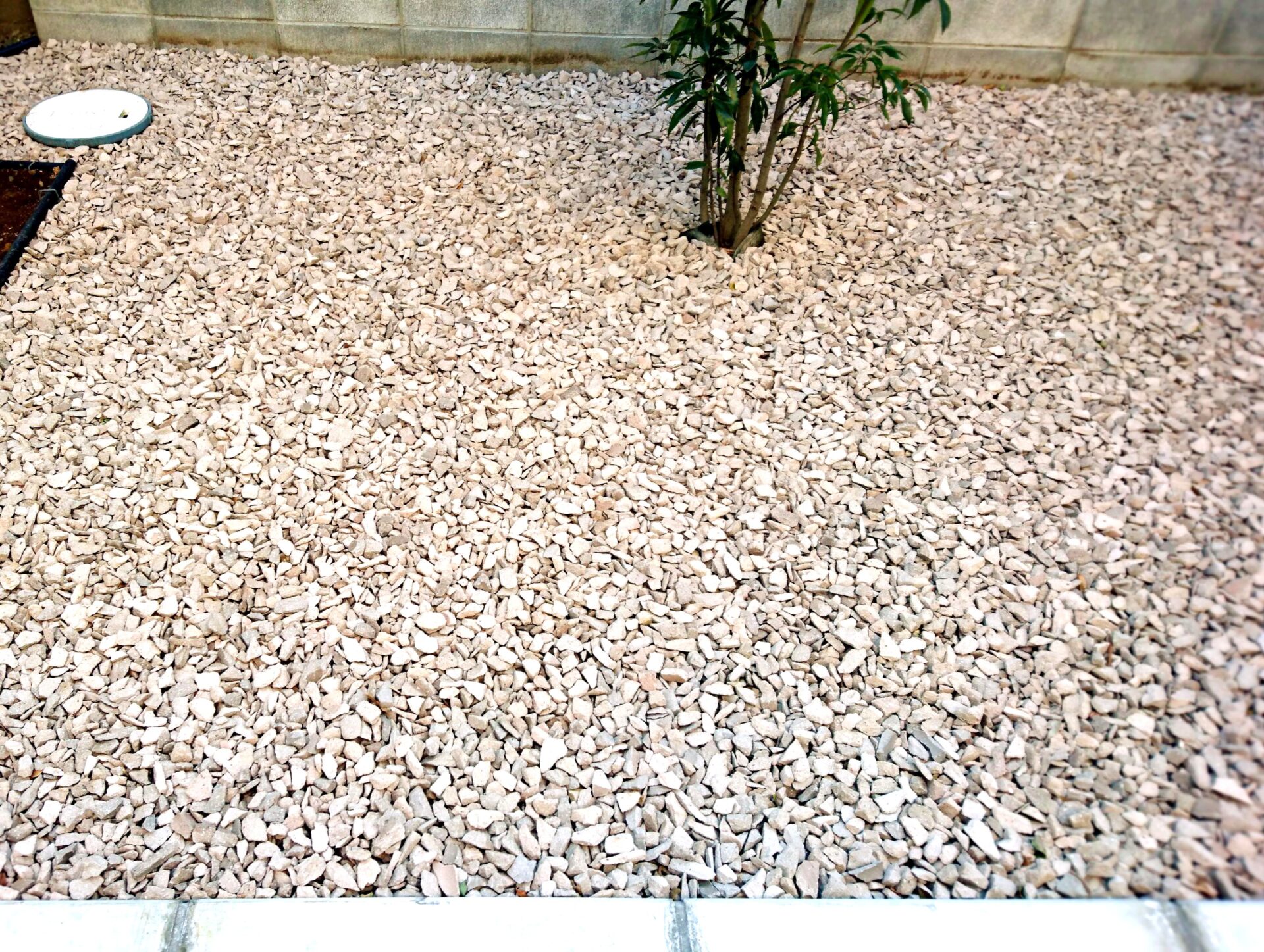鴻巣市　シンプルかつエコ、ローメンテナンスで楽しめるお庭のレンガチップ