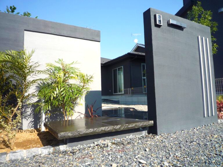 熊谷市　モノトーンの門柱と浮遊感あるステップで重厚感あるお庭の門