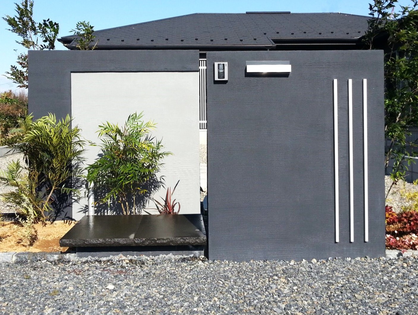 熊谷市　モノトーンの門柱と浮遊感あるステップで重厚感あるお庭の門柱