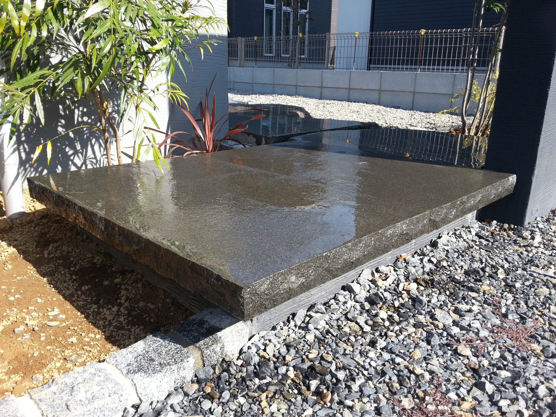 熊谷市　モノトーンの門柱と浮遊感あるステップで重厚感あるお庭のアプローチステップ