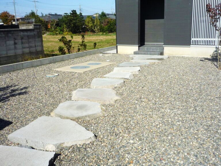 熊谷市　モノトーンの門柱と浮遊感あるステップで重厚感あるお庭のアプローチ