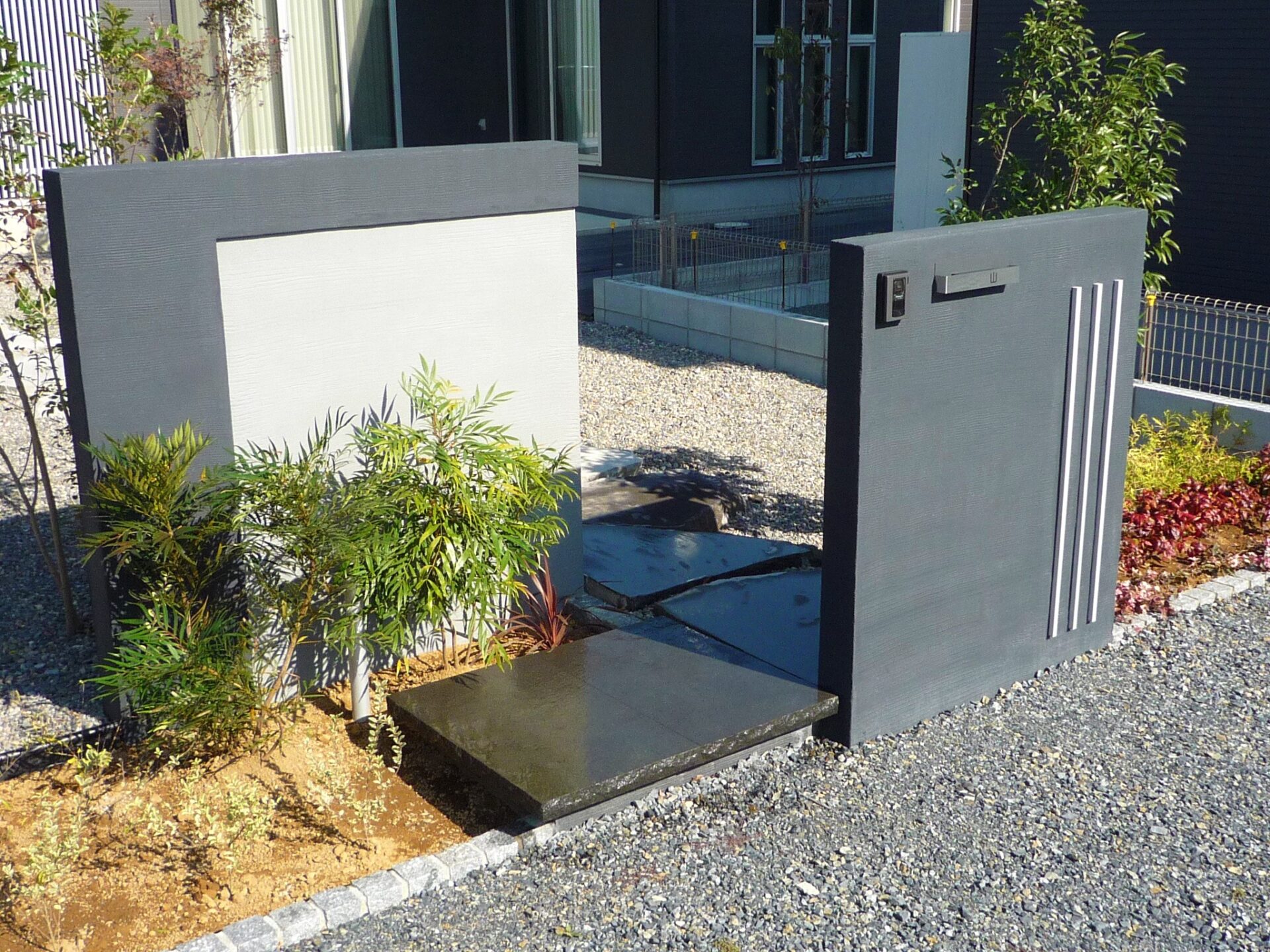 熊谷市　モノトーンの門柱と浮遊感あるステップが重厚感あるお庭