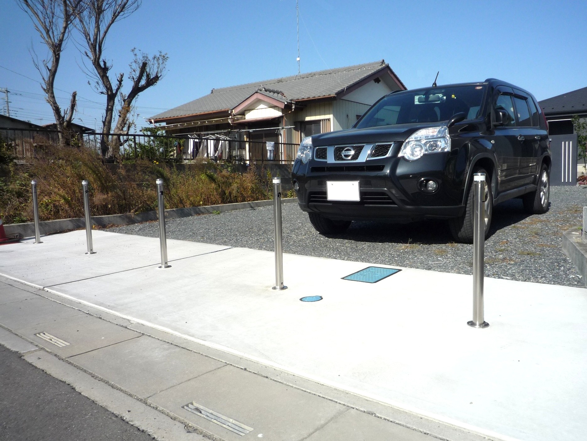 熊谷市　モノトーンの門柱と浮遊感あるステップで重厚感あるお庭の駐車スペース