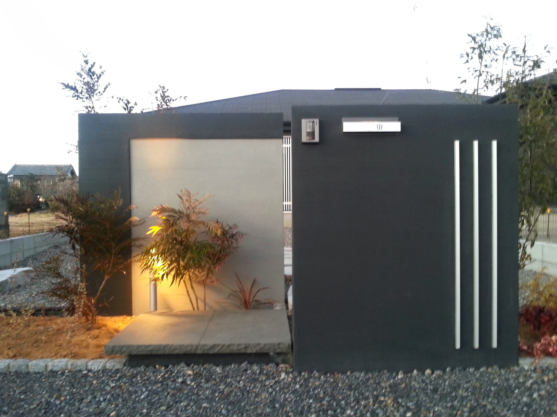 熊谷市　モノトーンの門柱と浮遊感あるステップで重厚感あるお庭の夕方