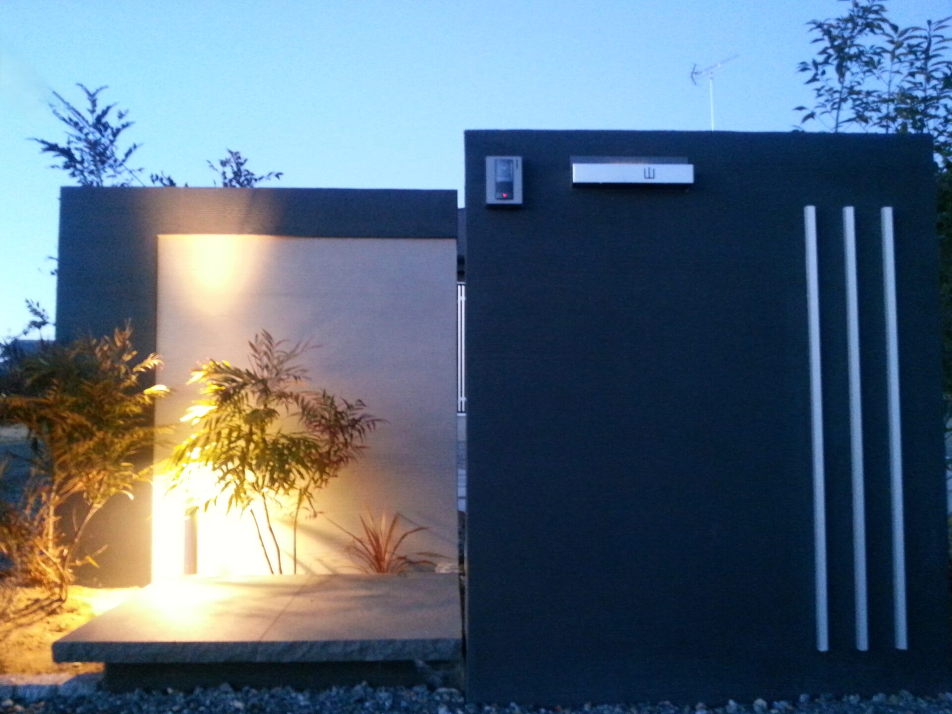 熊谷市　モノトーンの門柱と浮遊感あるステップで重厚感あるお庭の夜