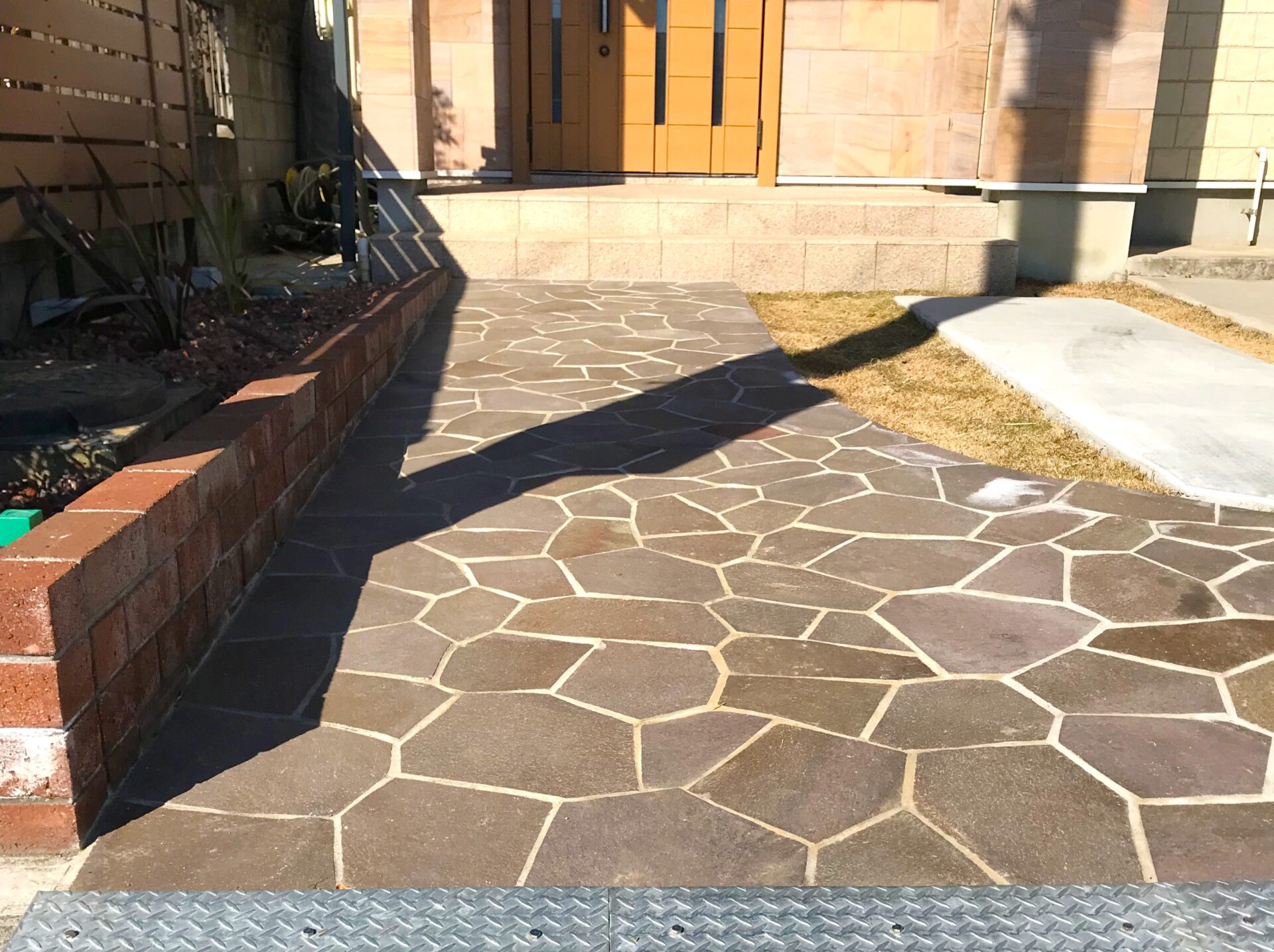 行田市　アメリカンスタイル×バイクガレージのあるエクステリアのアプローチ