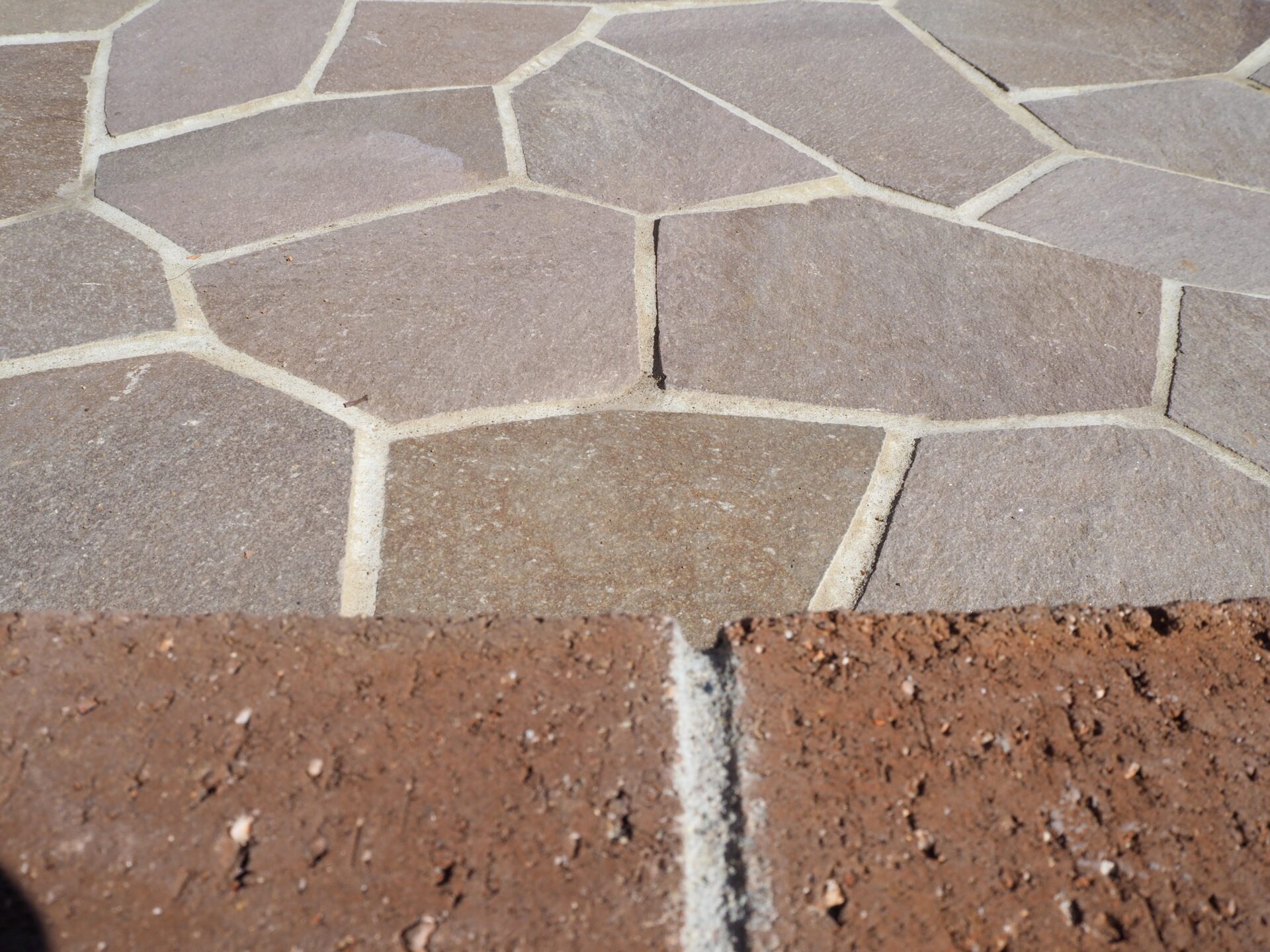 行田市　アメリカンスタイル×バイクガレージのあるエクステリアのアプローチ詳細