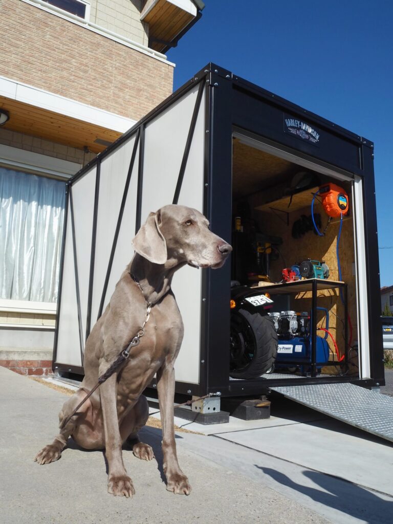 三協フロンティアのバイクガレージ「パンダ」とわんちゃん