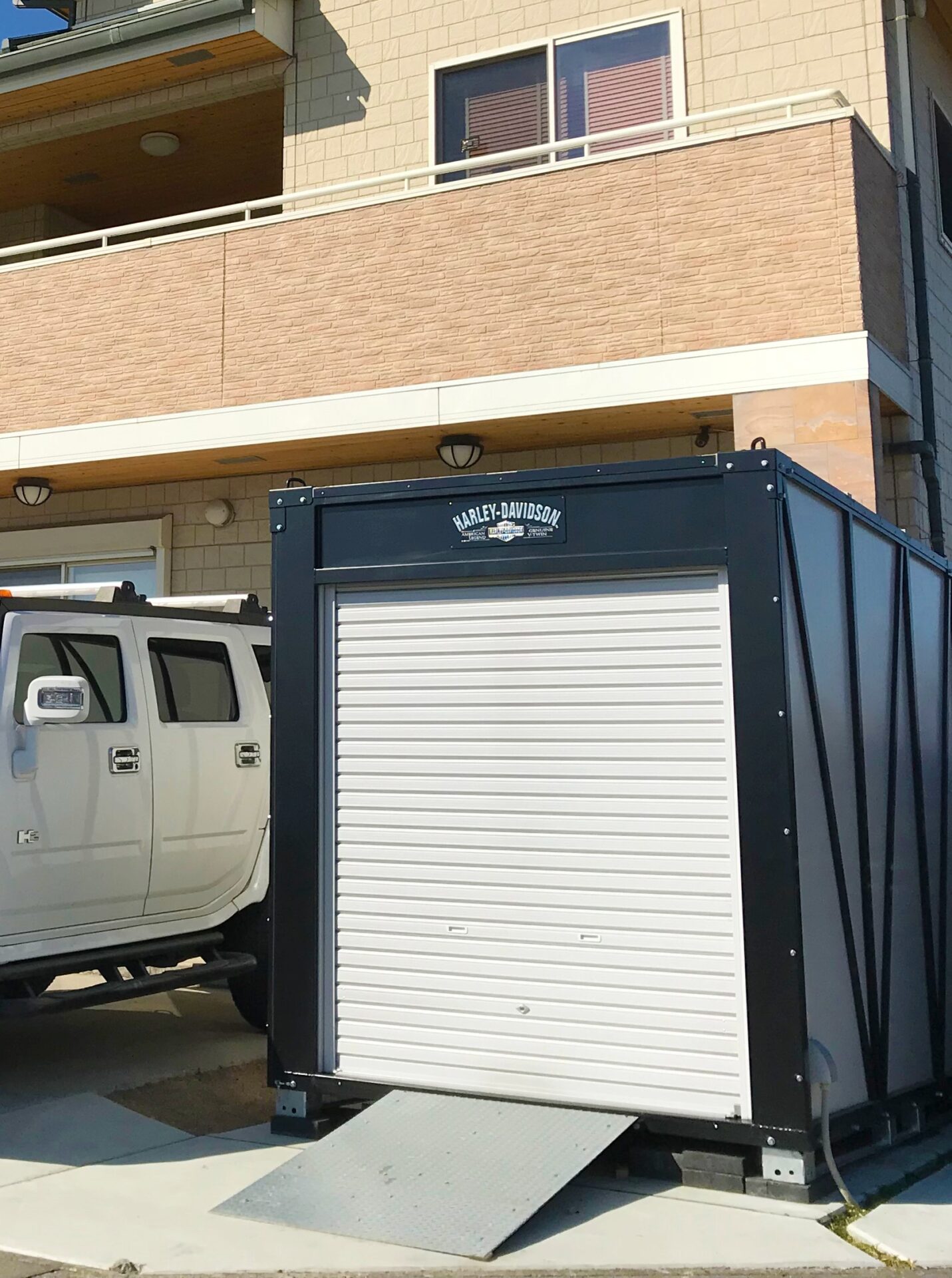 行田市　アメリカンスタイル×バイクガレージのあるエクステリアのバイクガレージ（シャッター閉まったver.）