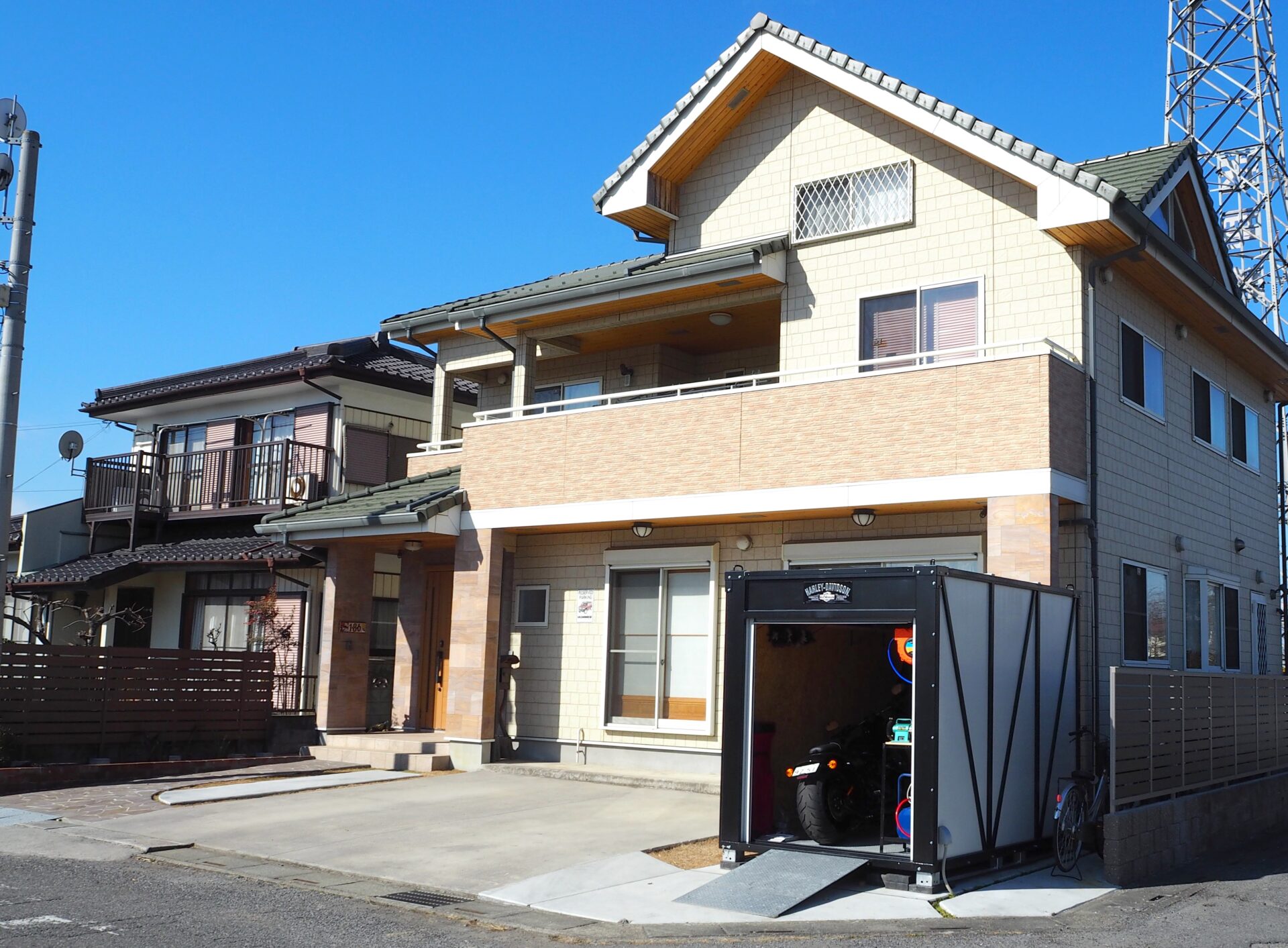 行田市　アメリカンスタイル×バイクガレージのあるエクステリア