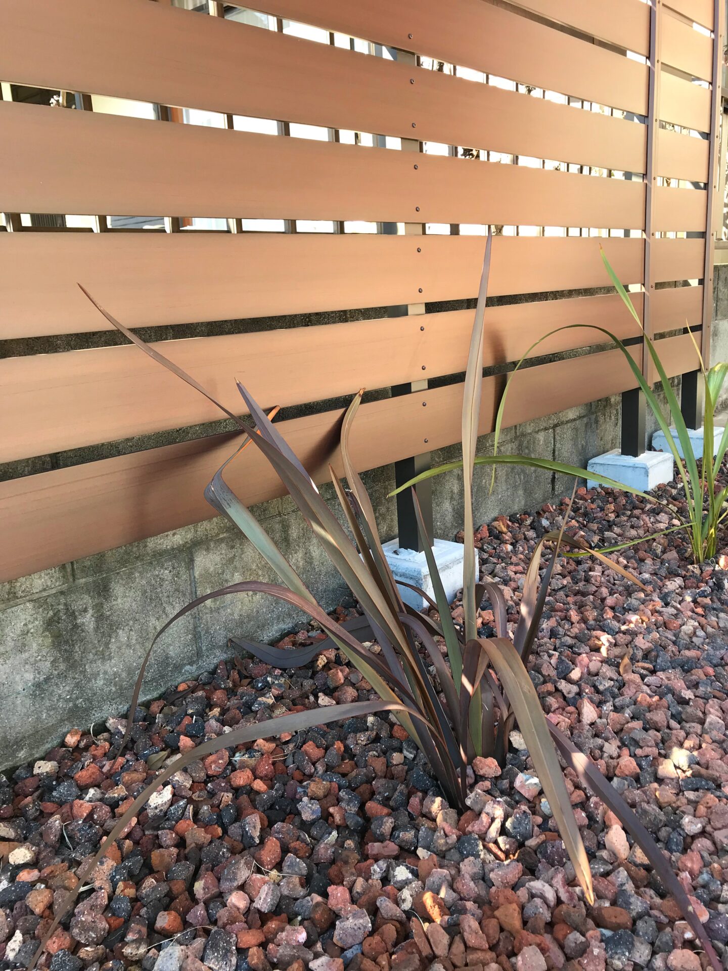 行田市　アメリカンスタイル×バイクガレージのあるエクステリアの目隠しフェンス