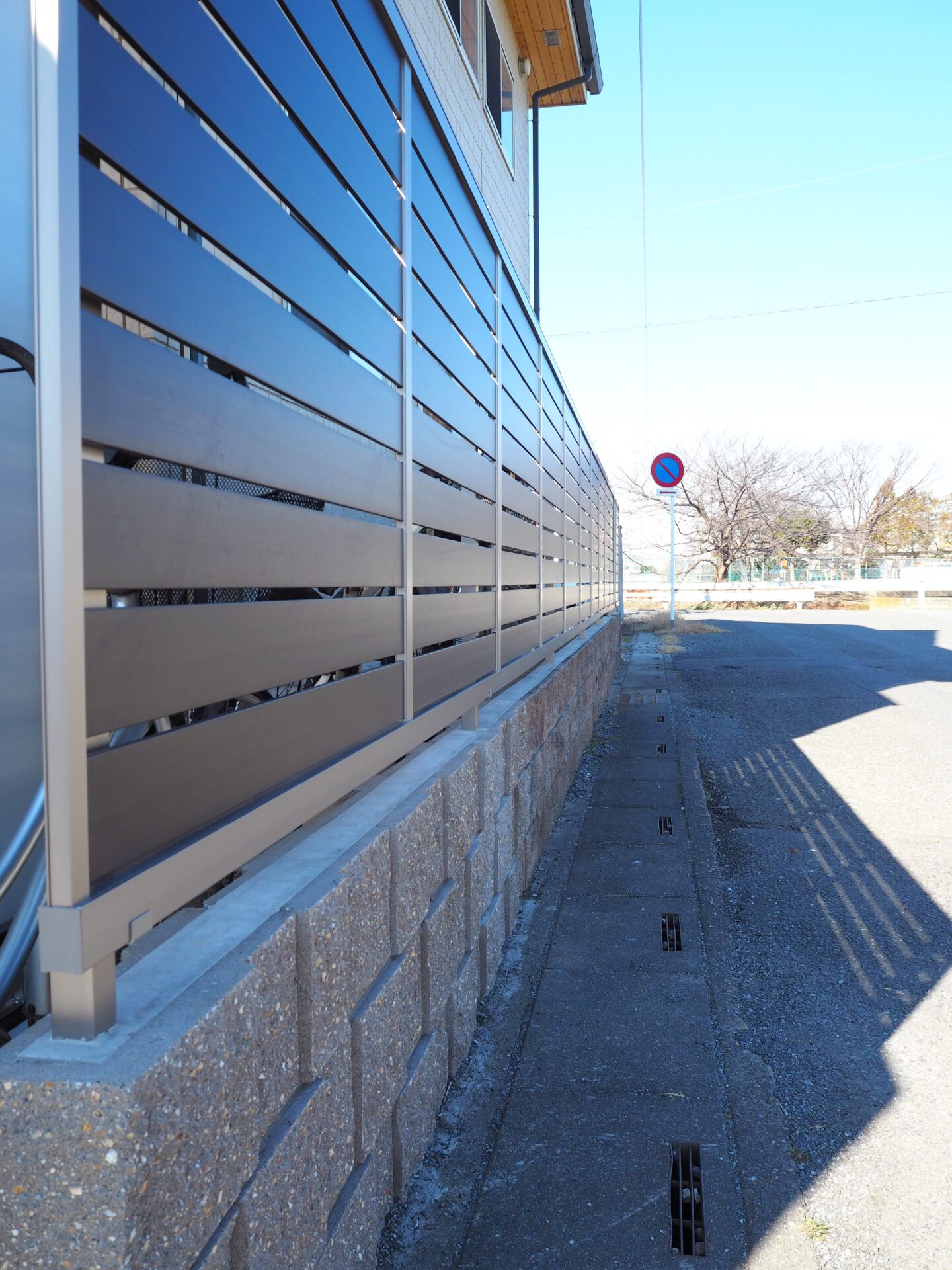 行田市　アメリカンスタイル×バイクガレージのあるエクステリアの境界フェンス