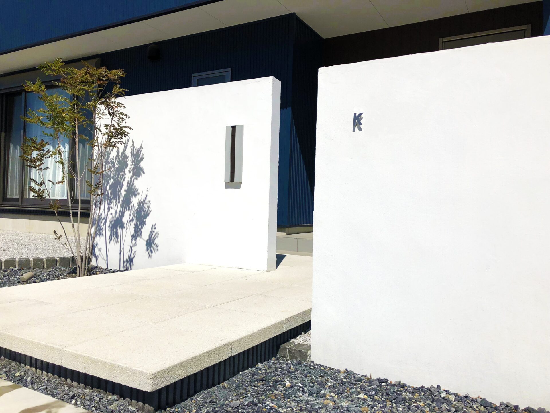 熊谷市 建物と外観のコントラストが美しいエクステリアの門まわり