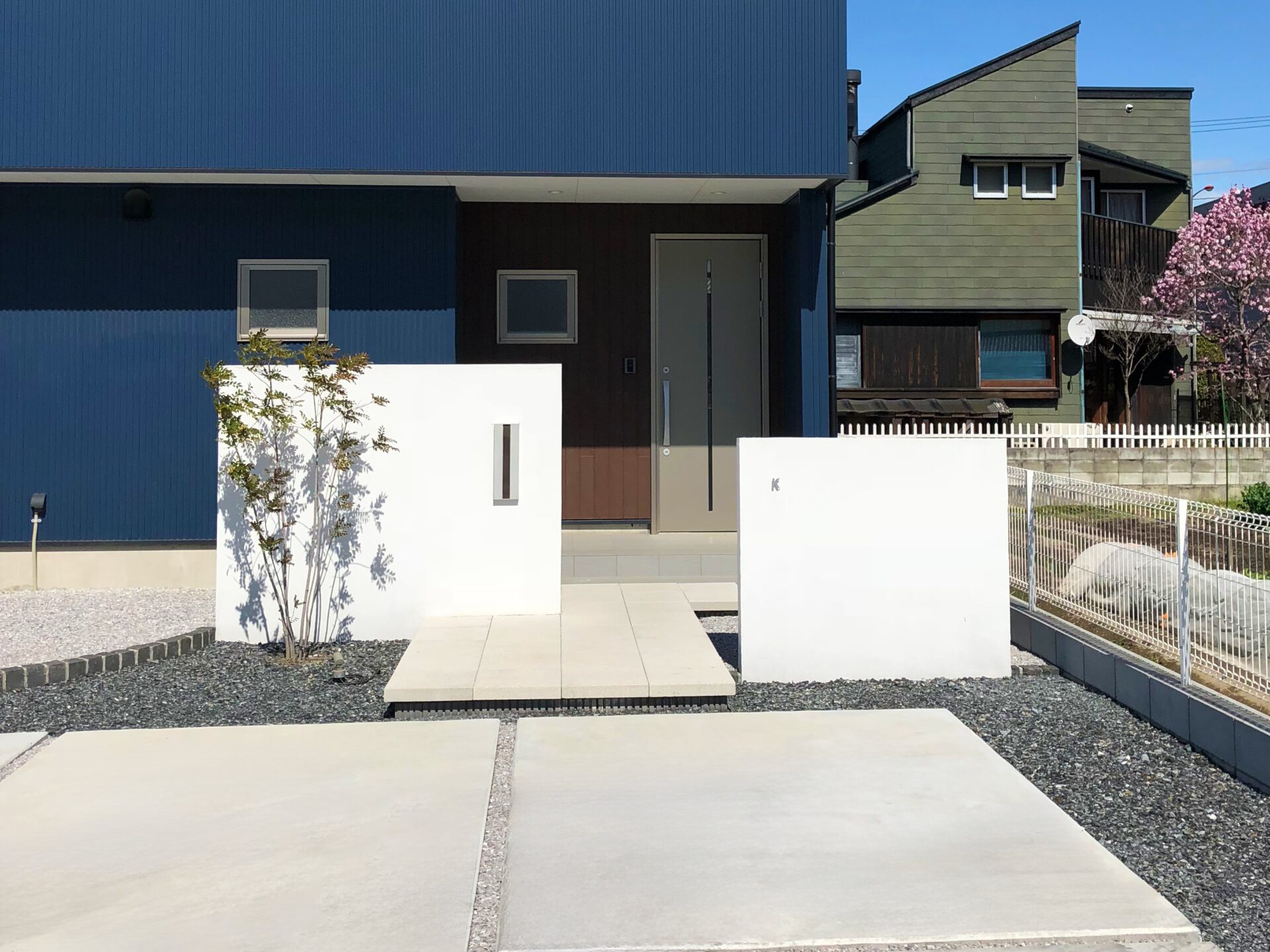 熊谷市 建物と外観のコントラストが美しいエクステリアの門まわり正面