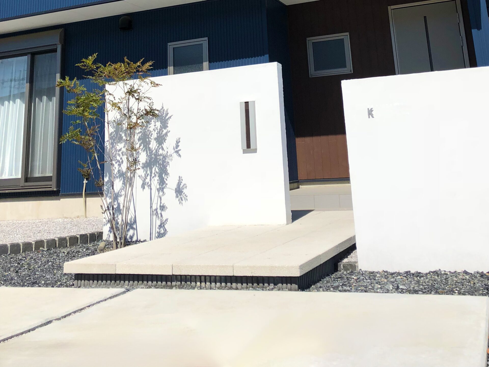 熊谷市 建物と外観のコントラストが美しいエクステリアのアプローチ