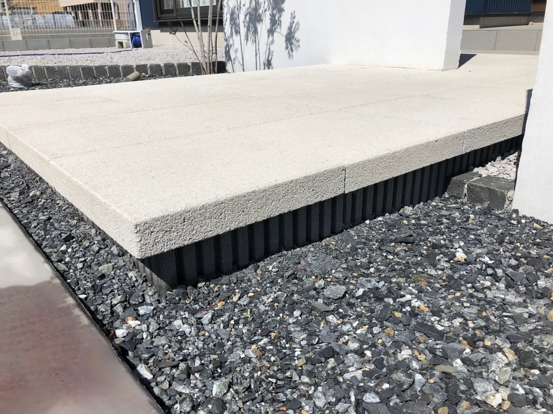 熊谷市 建物と外観のコントラストが美しいエクステリアのアプローチステップ