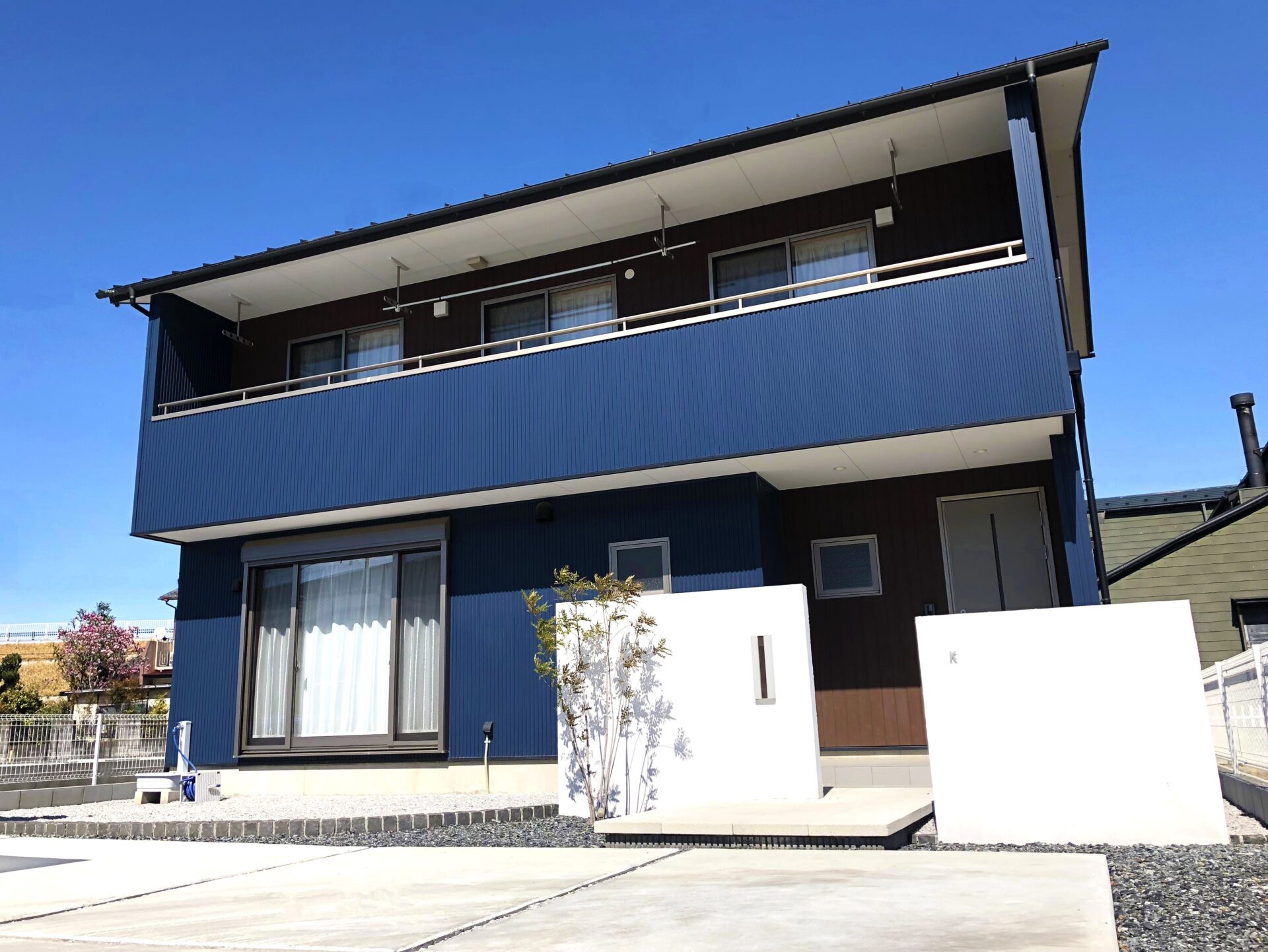 熊谷市　建物と外観のコントラストが美しいエクステリア