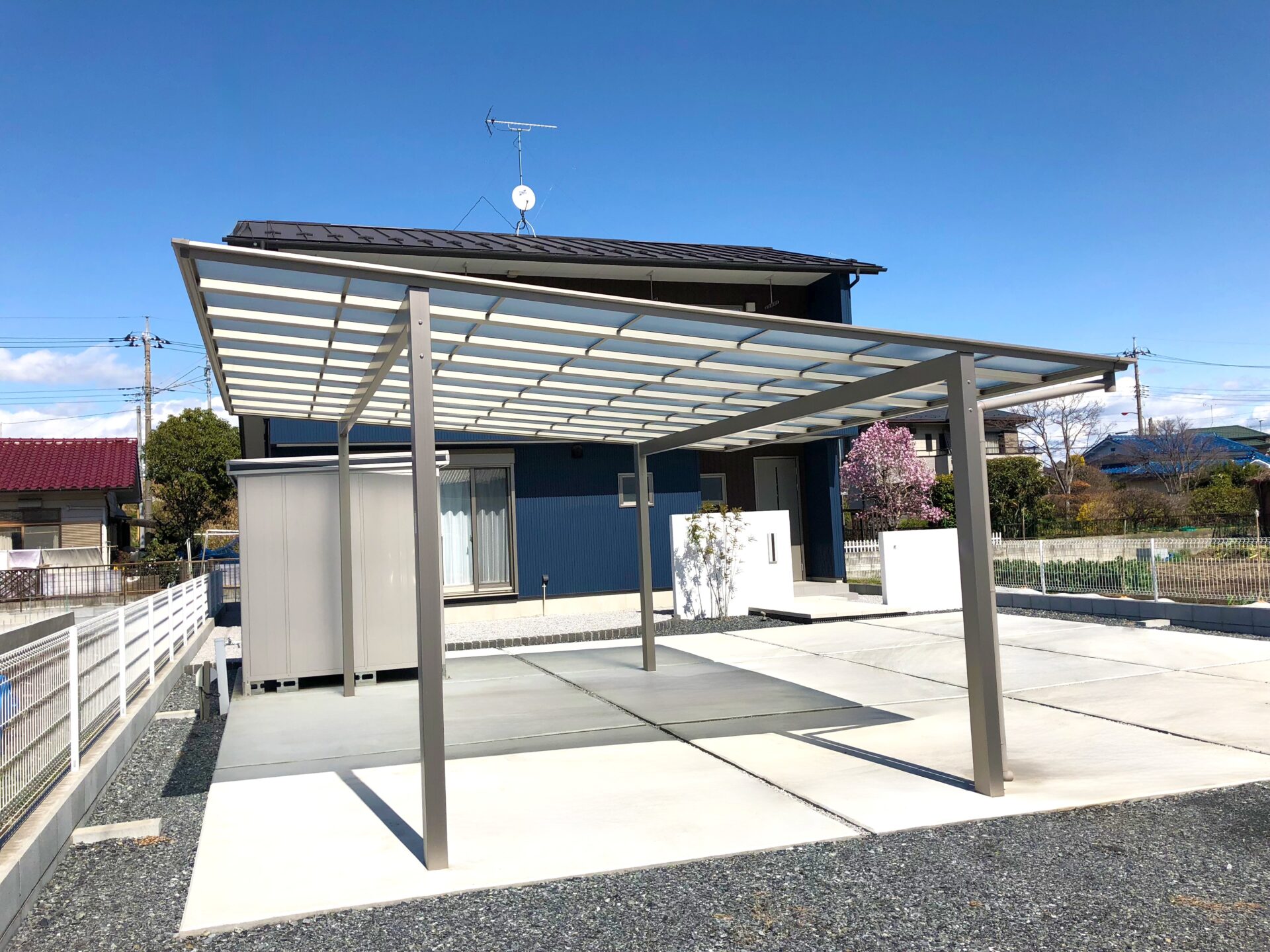 熊谷市 建物と外観のコントラストが美しいエクステリアの車庫まわり、カーポート