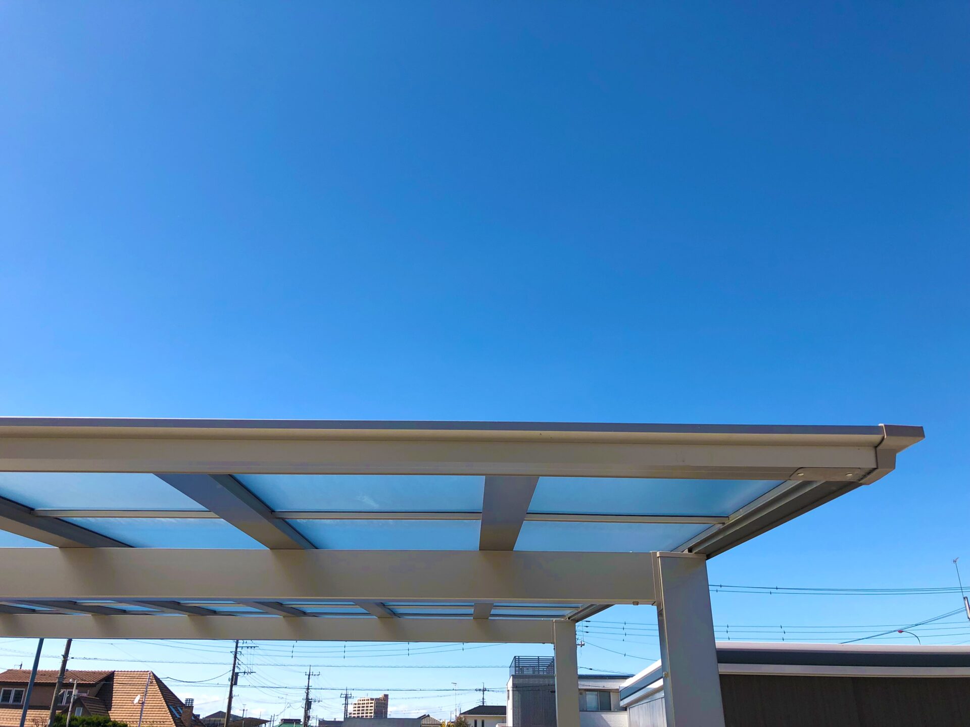 熊谷市 建物と外観のコントラストが美しいエクステリアのカーポート屋根