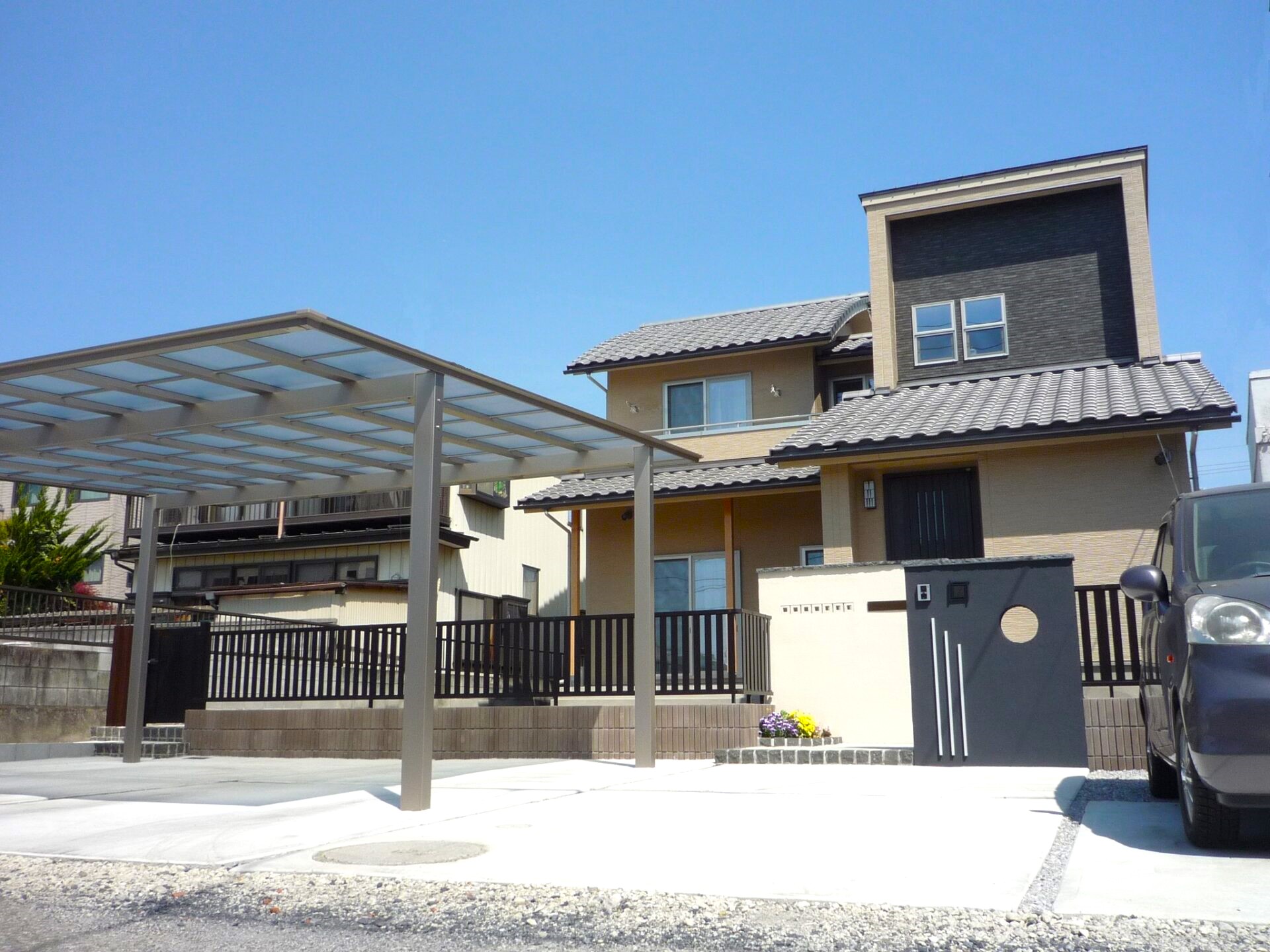 羽生市　和モダンなお家と丸窓のある門柱が印象的な和モダン外構