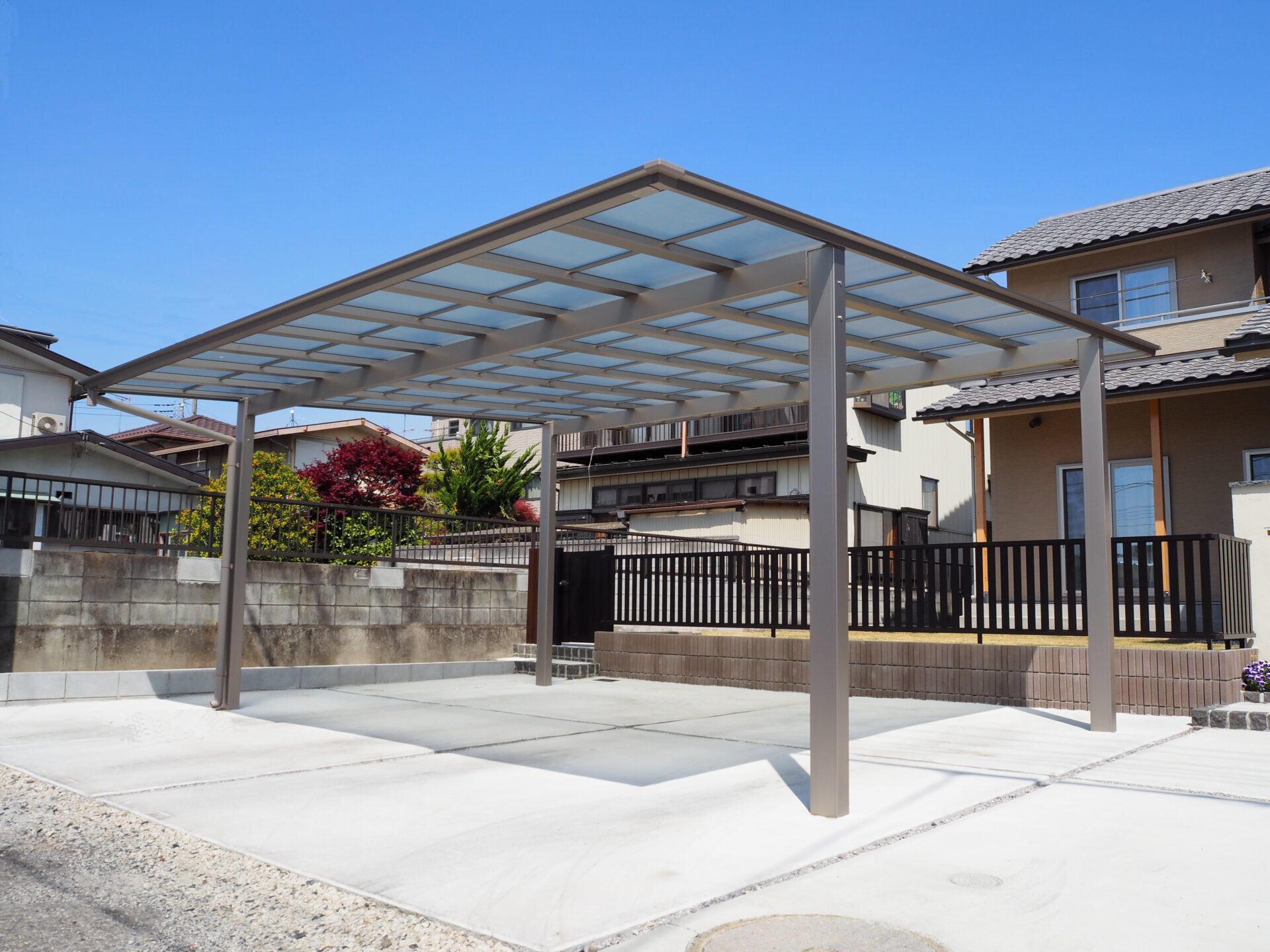 羽生市：すっきりとしたシンプルなデザインの2台用カーポート