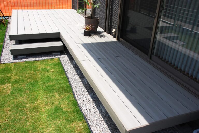 鴻巣市　キッチンとリビングを繋ぐＬ字型のウッドデッキ