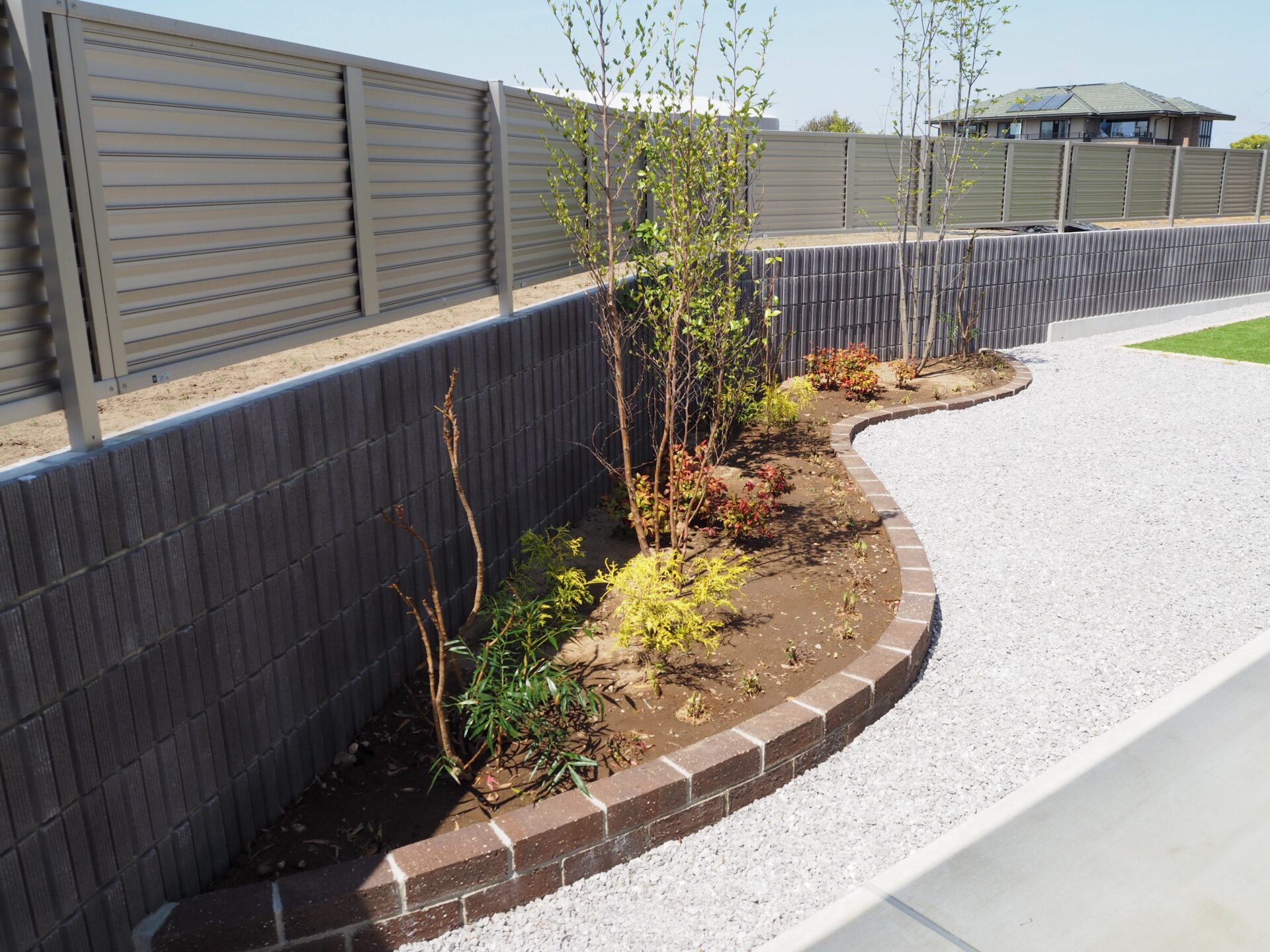 羽生市の緑が綺麗なシンプル外構の植栽スペース