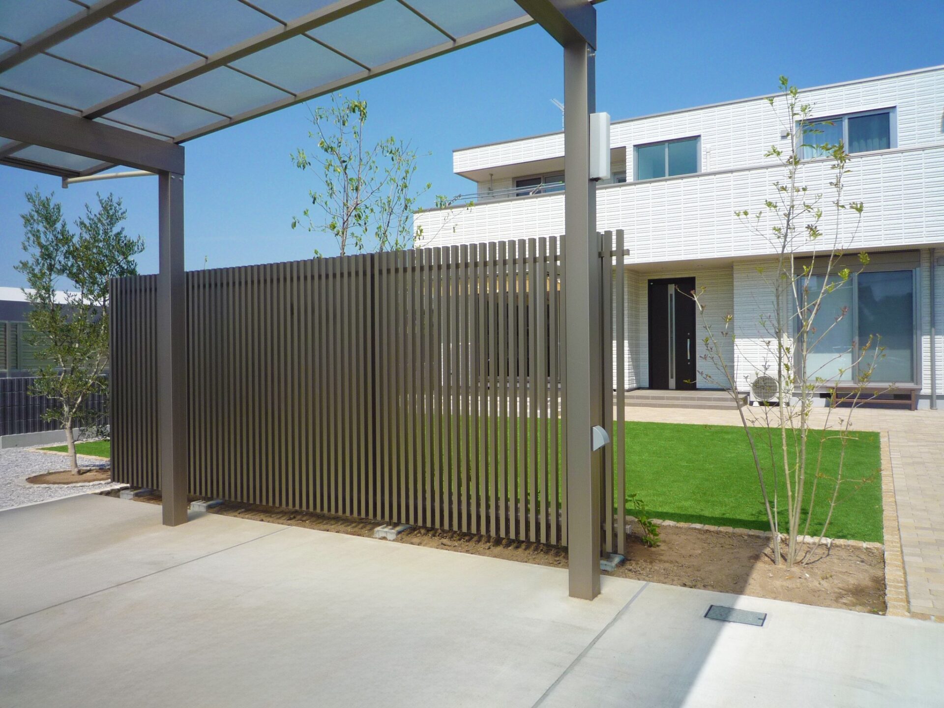 羽生市の緑が綺麗なシンプル外構の目隠しフェンス