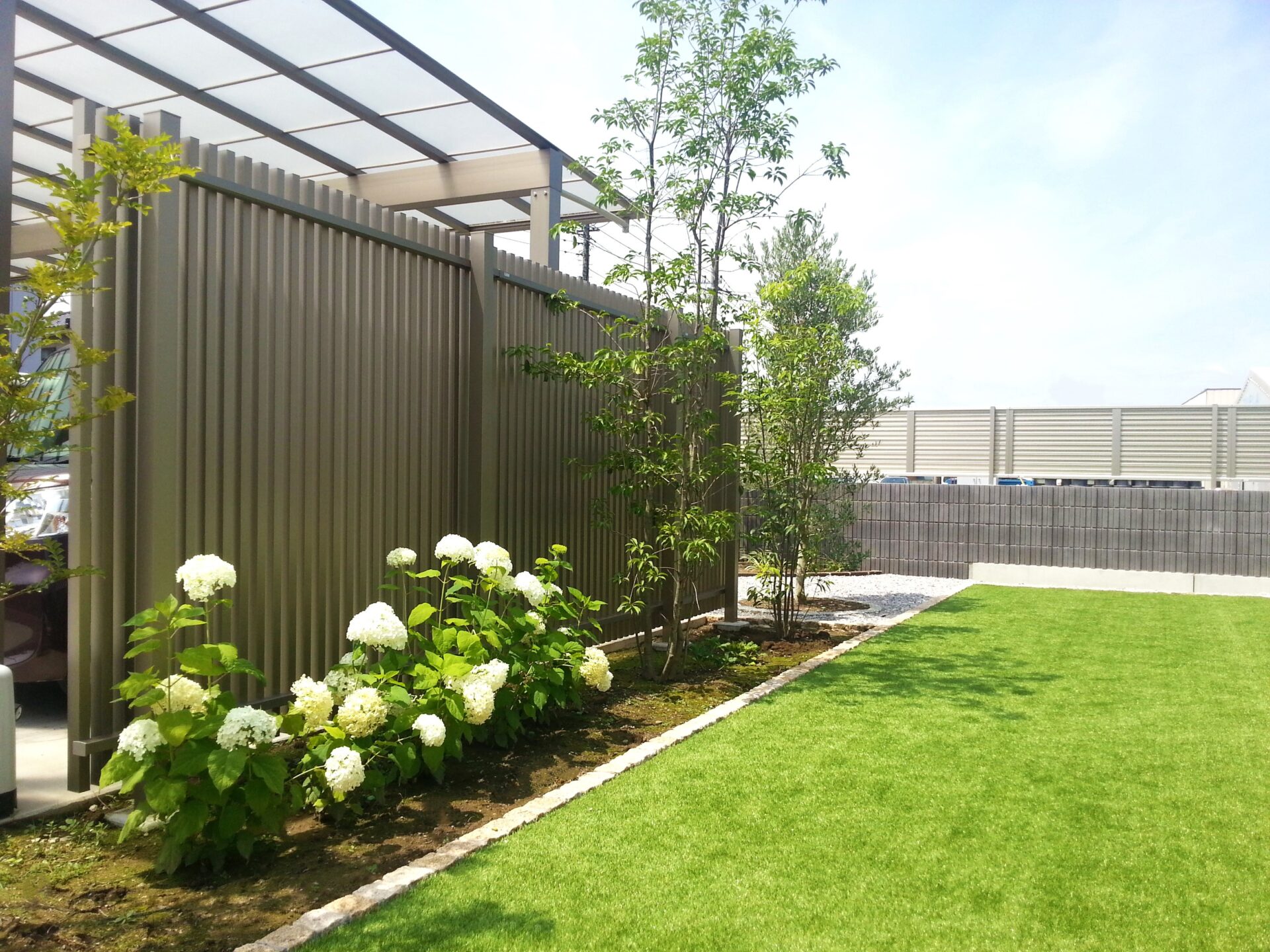 羽生市の緑が綺麗なシンプル外構の目隠しフェンス×植栽