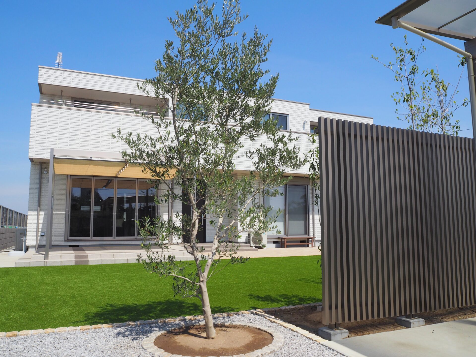 羽生市　シンプルモダンの外観に緑が映える外構