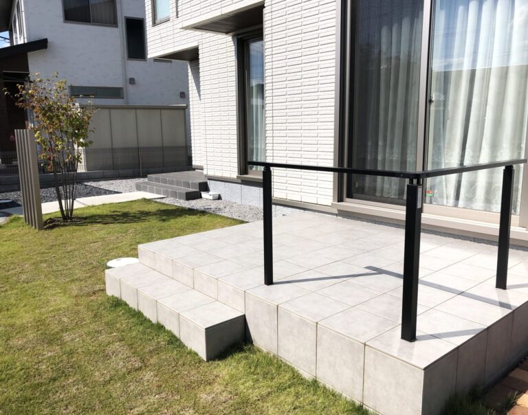 熊谷市　建物のモダンな雰囲気に調和したタイルテラス