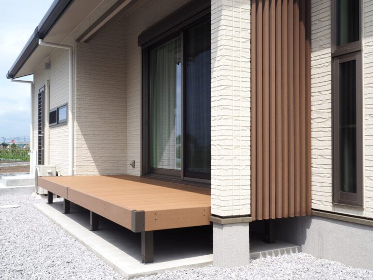 行田市　縁側のような寛ぎスペースが叶うウッドデッキ