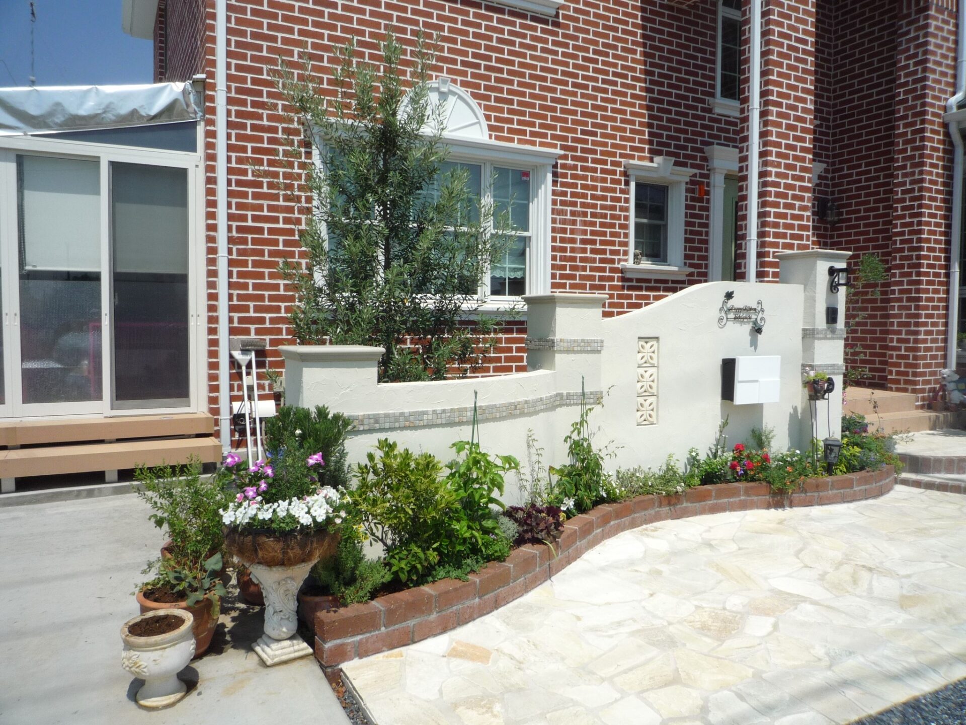 深谷市のエレガントスタイルな新築外構