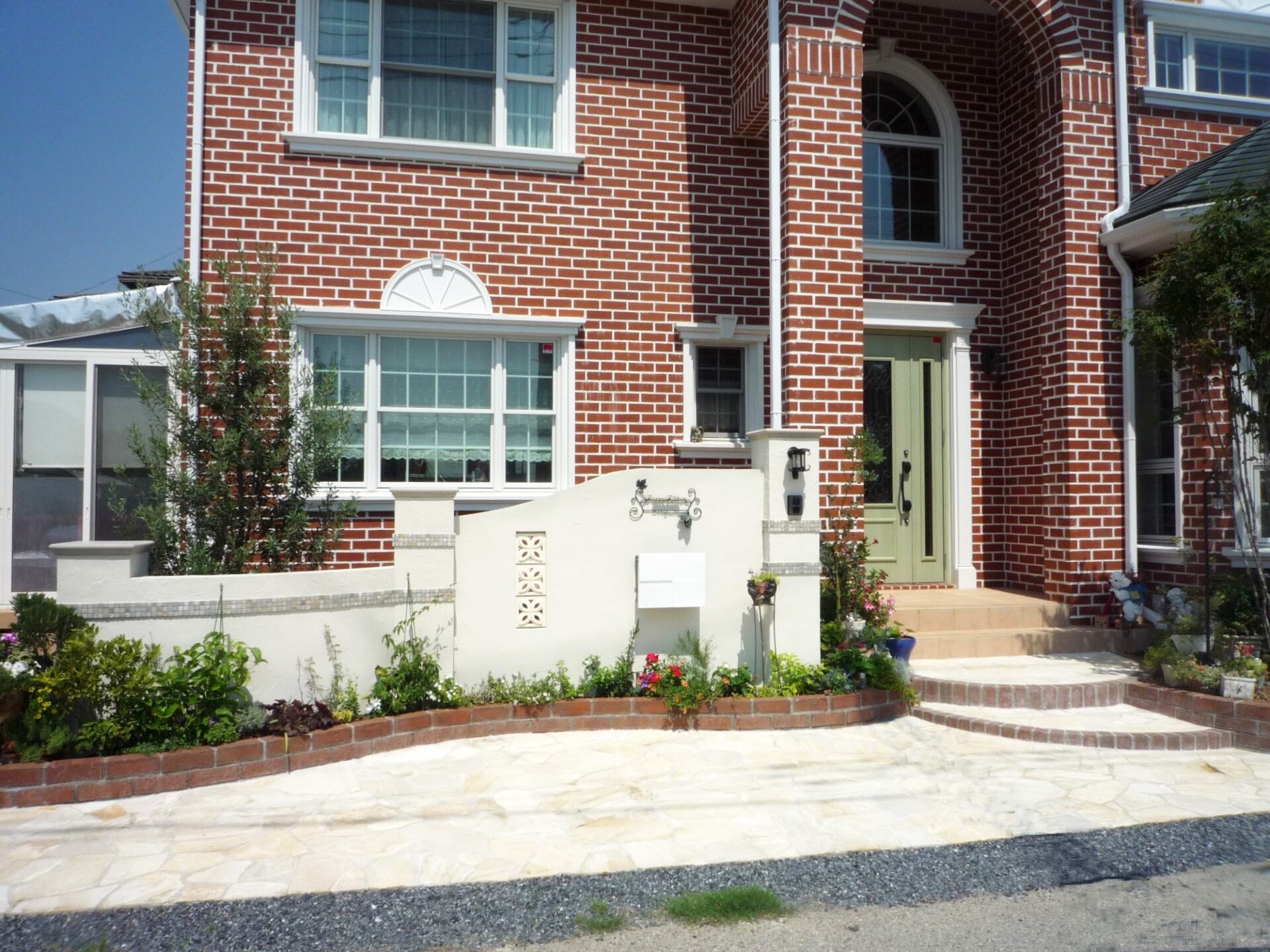 深谷市のエレガントスタイルな新築外構