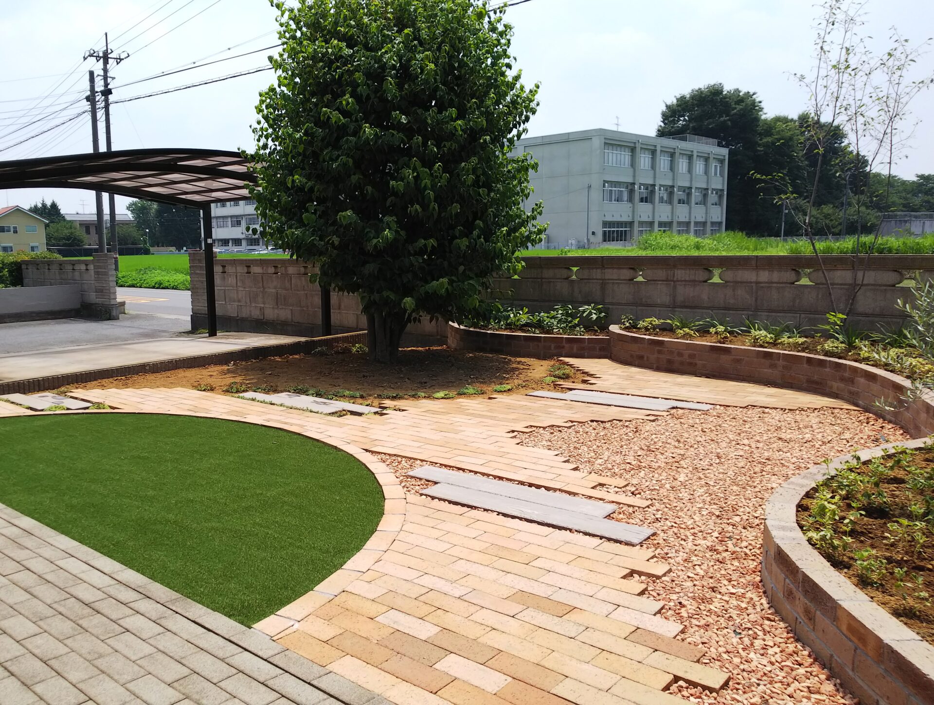 羽生市　ナチュラルカントリーなレンガの園路と花壇があるお庭