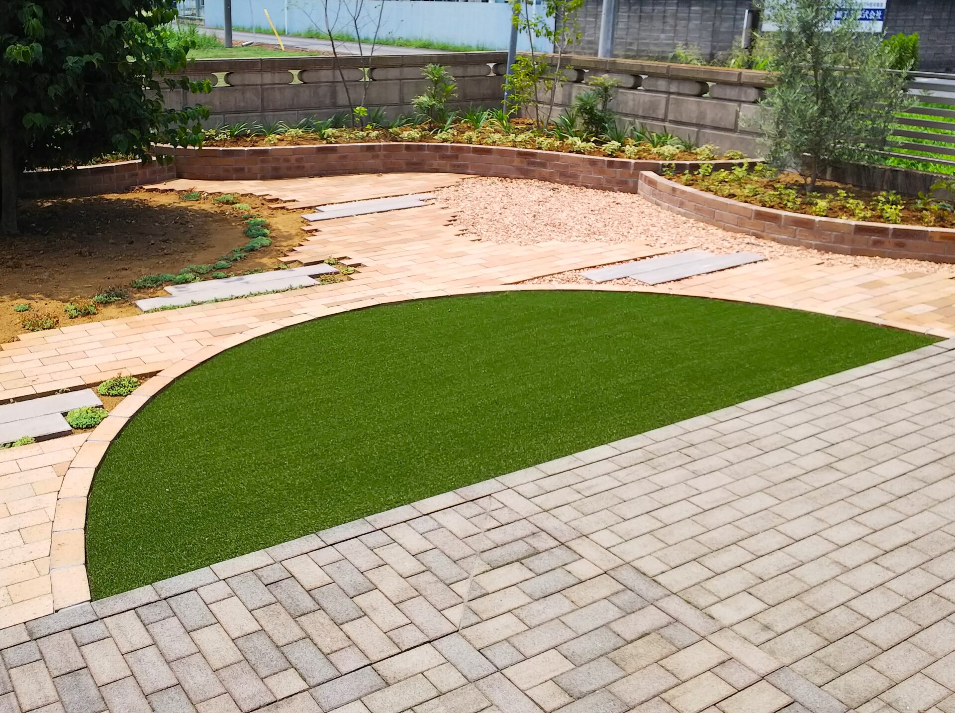 羽生市　まるで本物！人工芝で緑が映える美しいお庭に