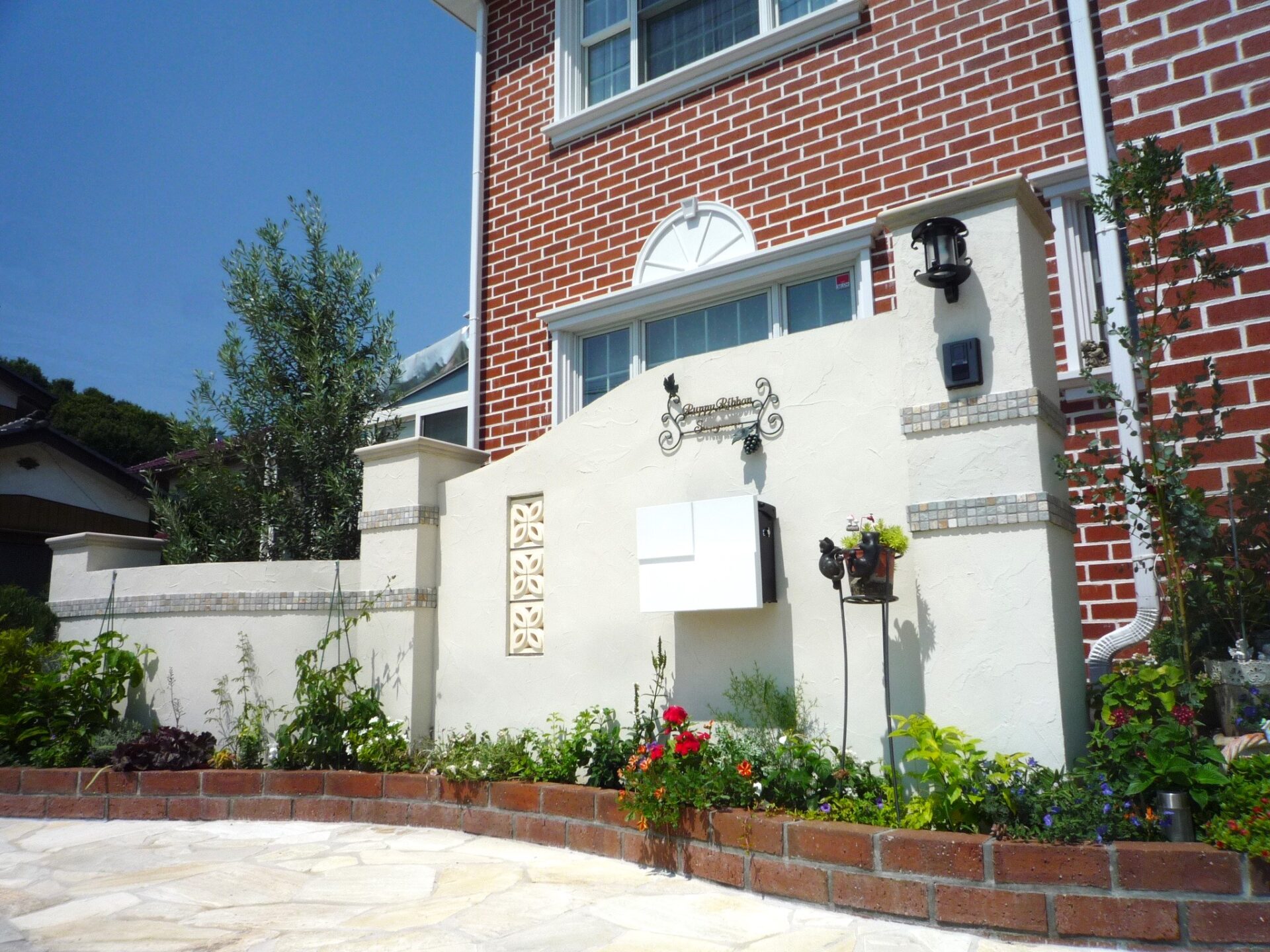 深谷市　来訪客を目で楽しませてくれるレンガの花壇スペース