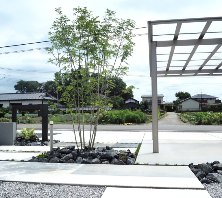 行田市　視覚的に広がりを演出したモダンなアプローチ