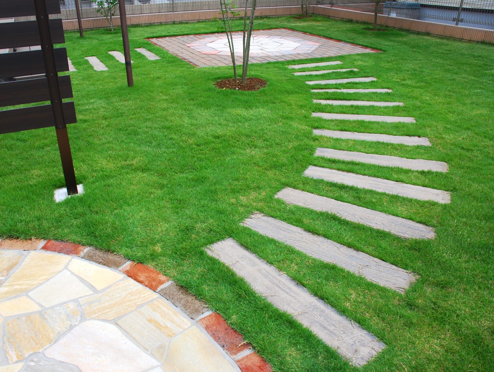 行田市のナチュラルスタイルの新築外構