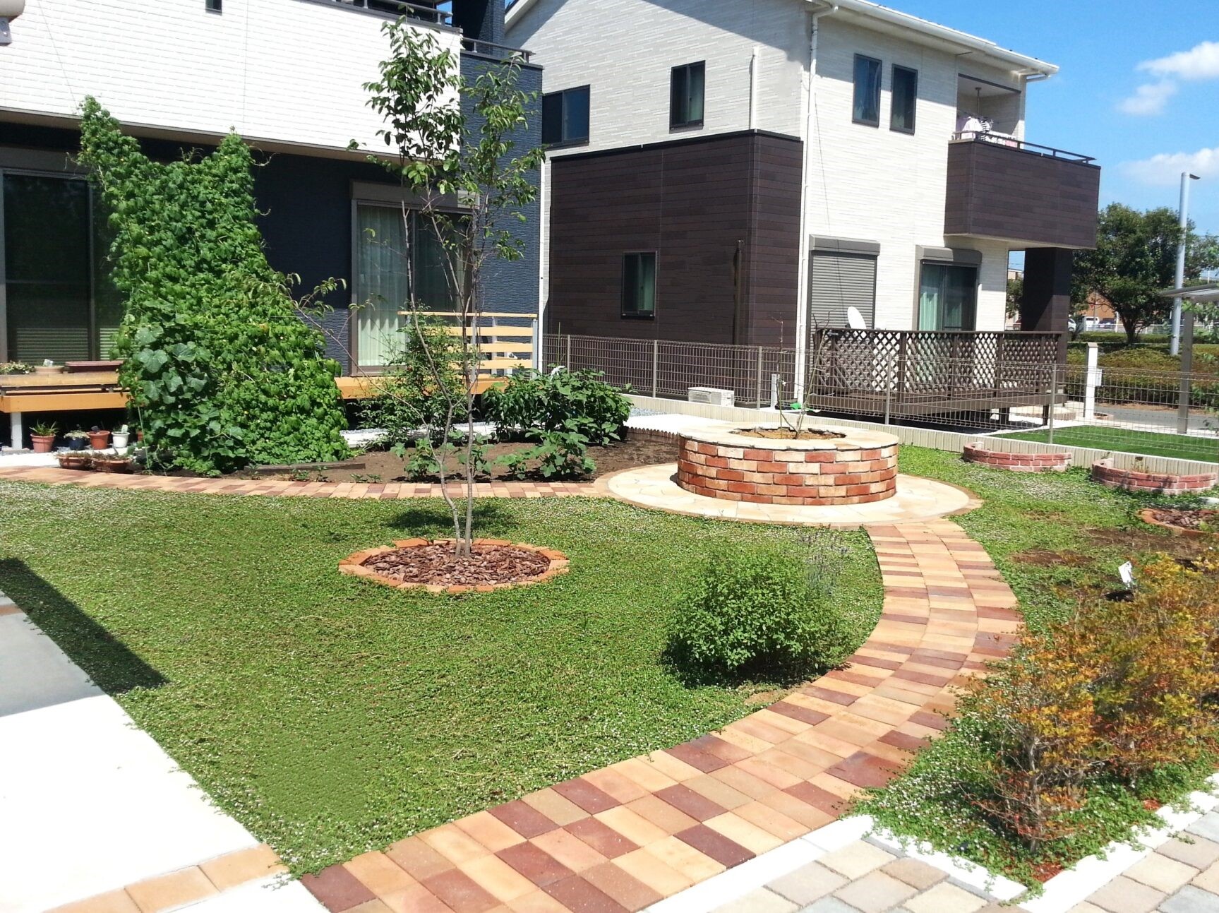 熊谷市　レンガと自然石の花壇を兼ねたベンチを囲むくつろぎのお庭