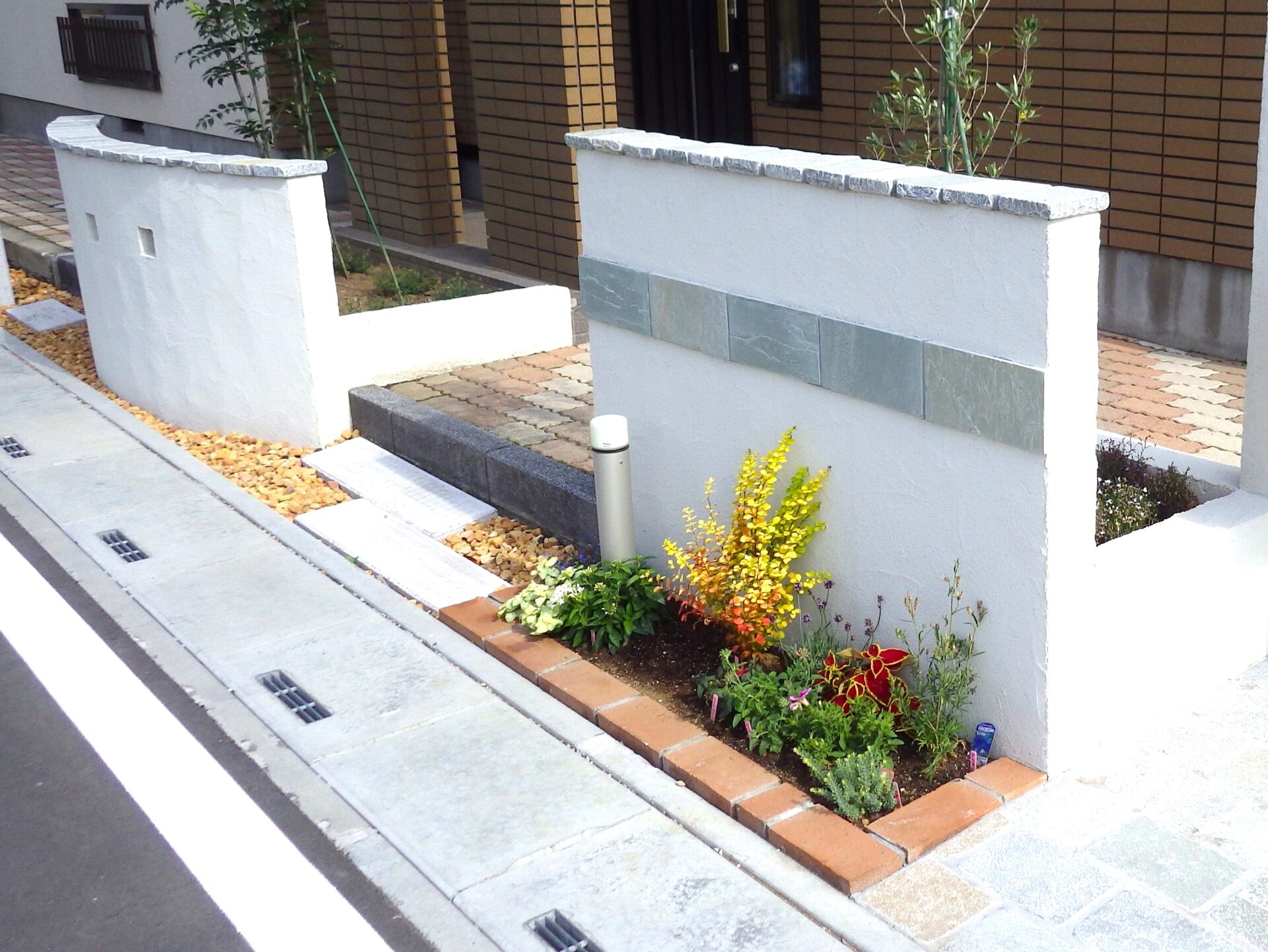 行田市　玄関前に華やかさを演出する植栽スペース