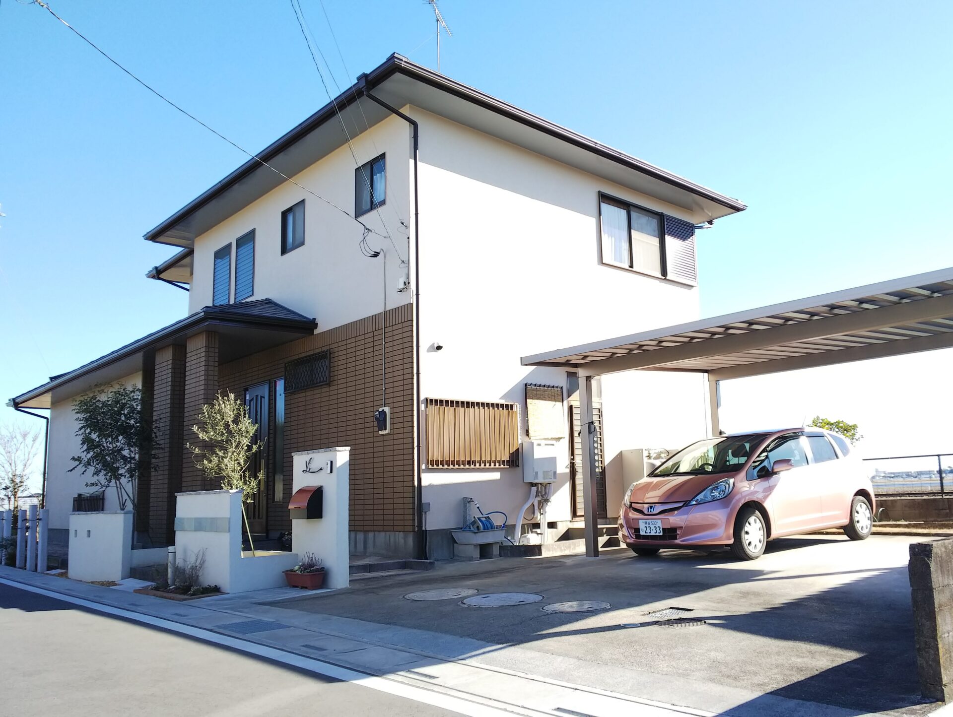 行田市 白を基調としたナチュラルな外構へリガーデン