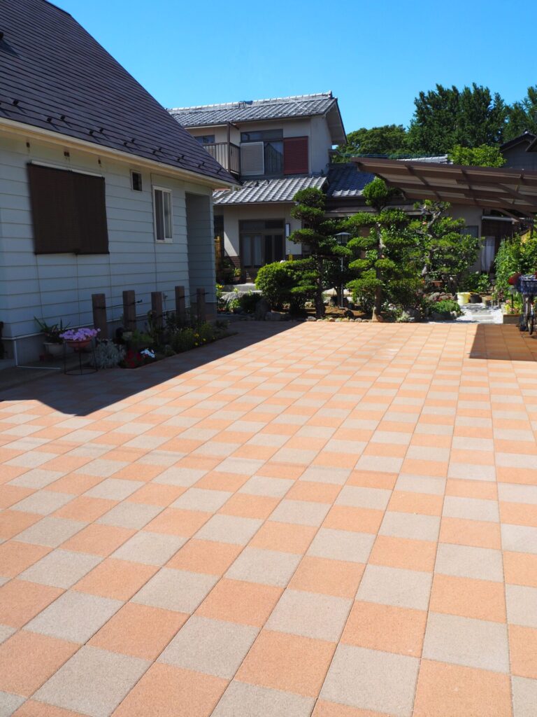 行田市　市松に配色したインターロッキングの駐車スペース